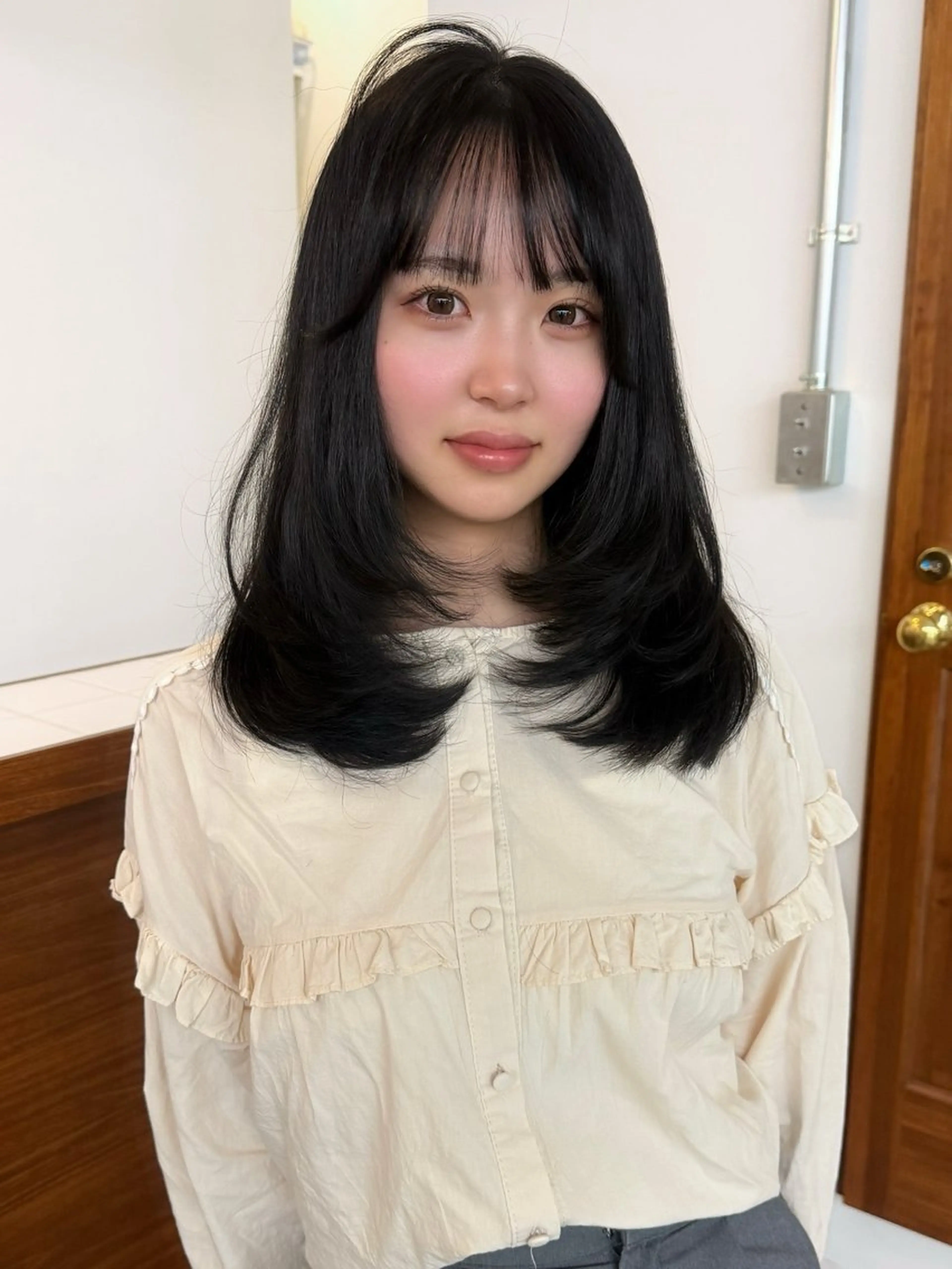 セミロング カラー 透明感カラー ダークグレー ダークグレージュ グレージュ レイヤーカット カット キダアヤカ/ 梅田/ベージュカラーのヘアスタイル