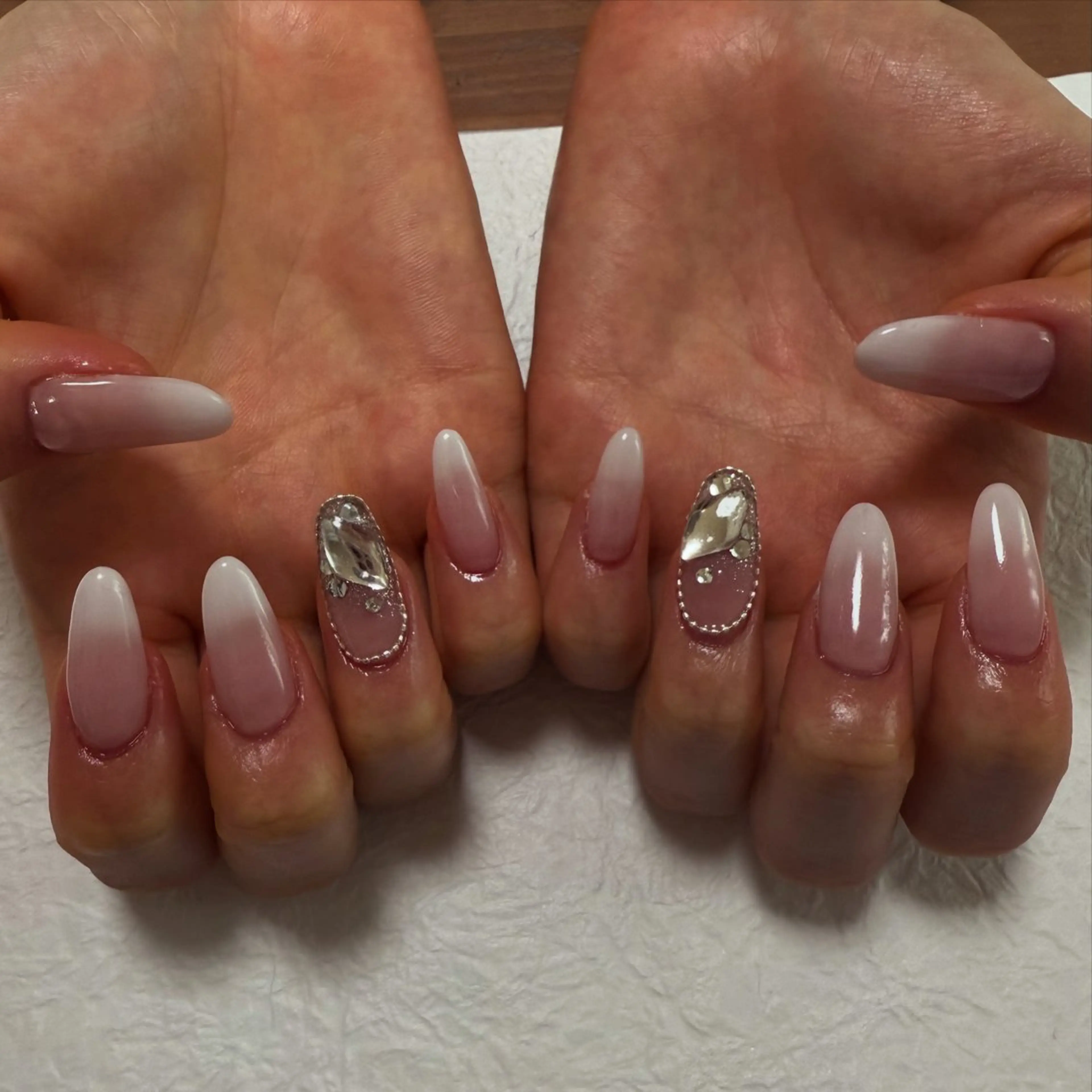 ネイル グラデーション ストーンネイル ホワイト AZNAIL matsudaのネイルデザイン