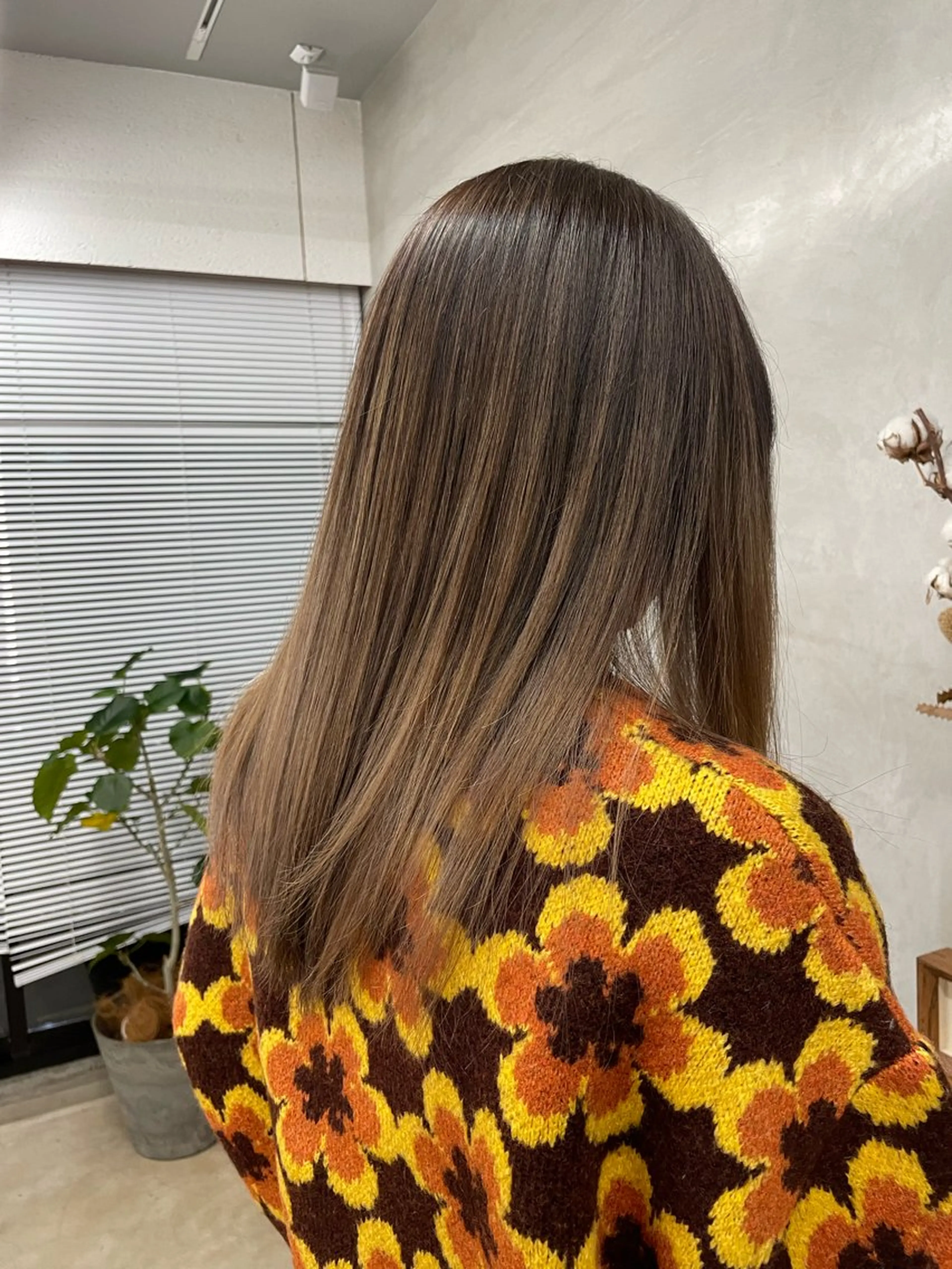 ロング カラー バレイヤージュ ブリーチ レイヤーカット 鶴井 美空のヘアスタイル