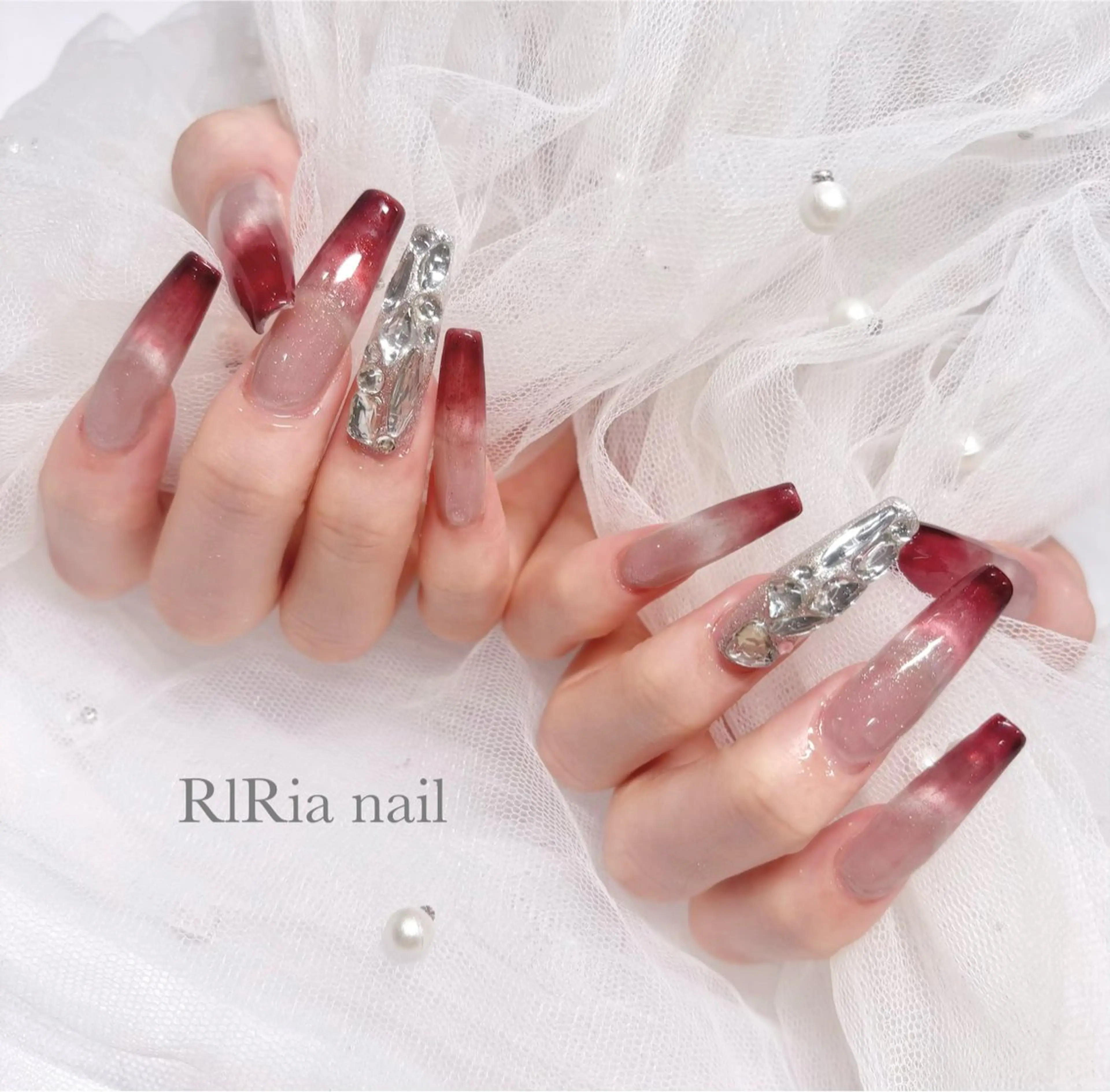 ネイル グラデーション 赤色 シルバー ハンドネイル 🎀『RlRia』（GO TODAY シェアサロン 横浜Solace店内）🎀所属・RlRia .のネイルデザイン