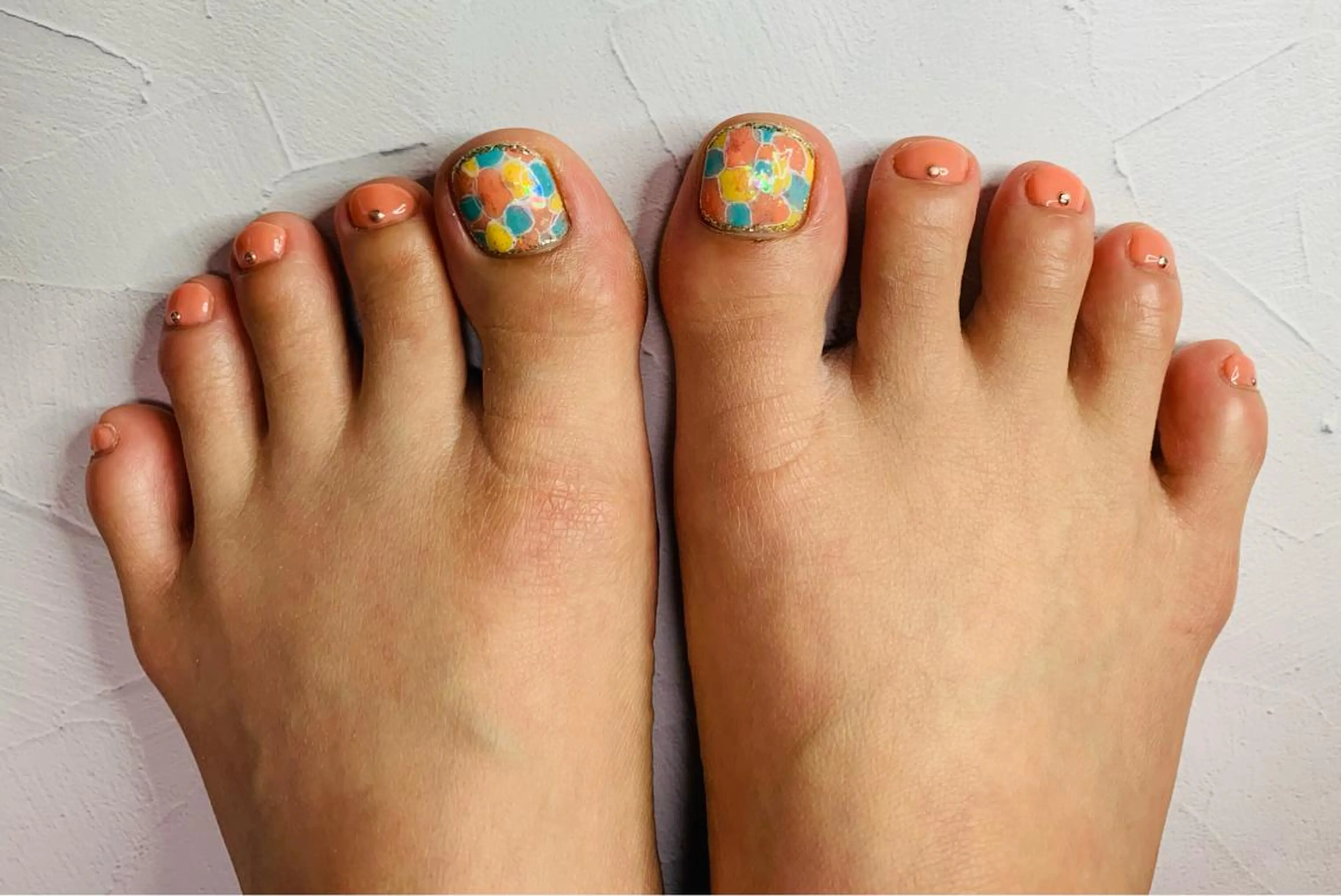 ネイル オーロラネイル フットネイル ゴールド グリーン ラメ(グリッター) noheanail YONEDAのネイルデザイン