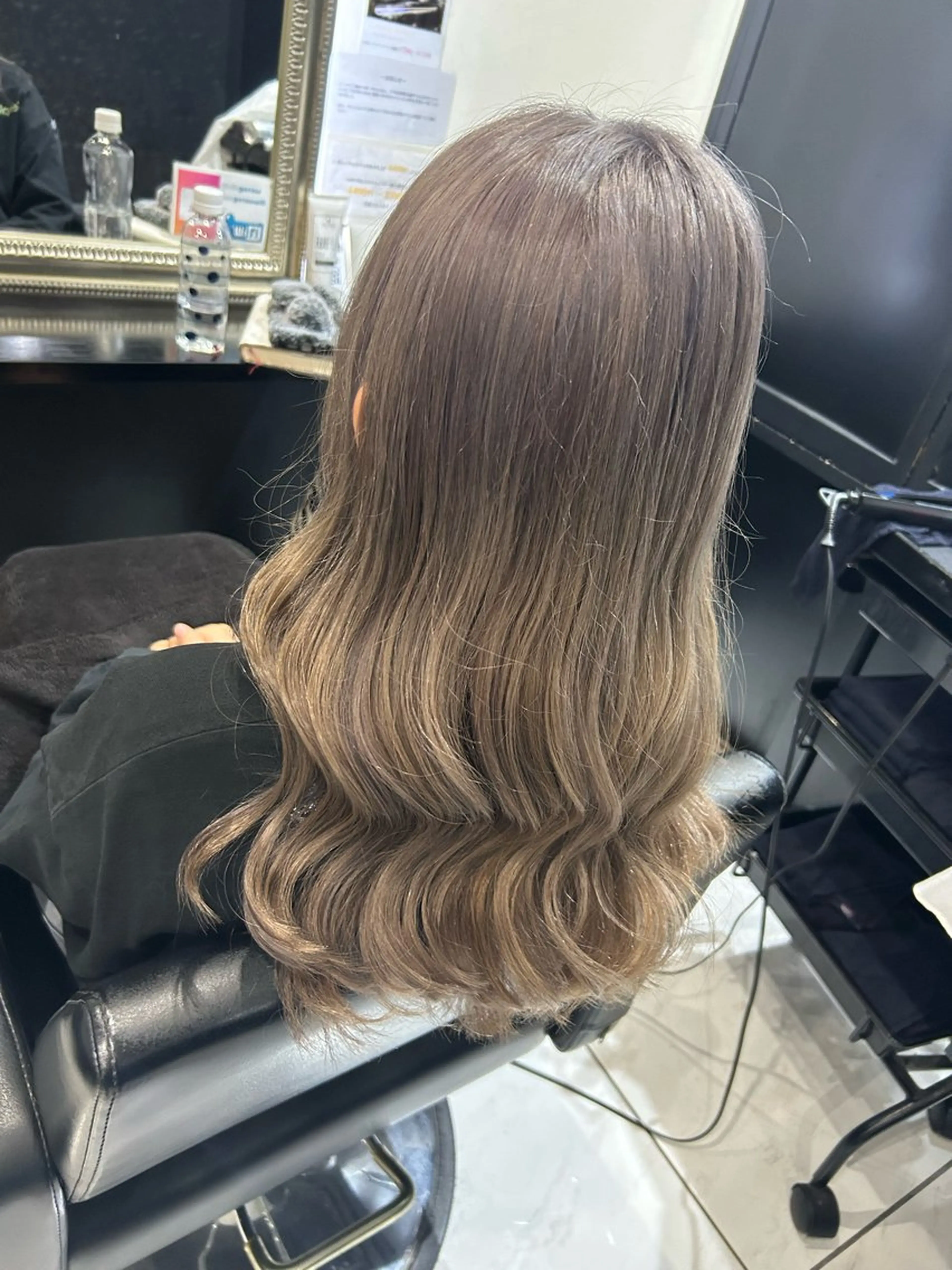 ロング カラー ブリーチ 透明感カラー グレージュ ミルクティーグレージュ ヘアカラー 長田 麻友子のヘアスタイル