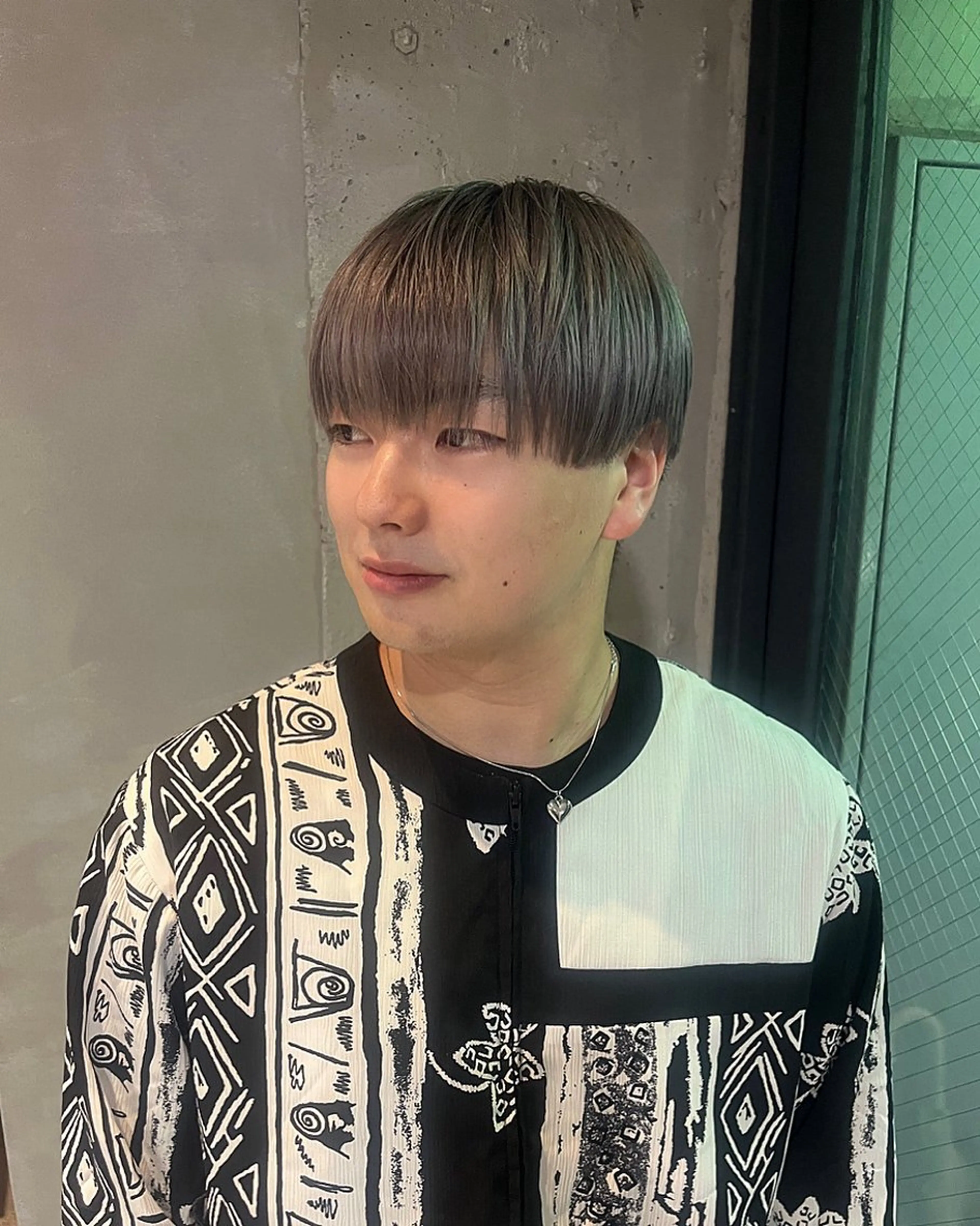 ショート カラー メンズ メンズブリーチ マッシュ ベージュカラー ブリーチ 透明感カラー 岩間 ゆいこのヘアスタイル