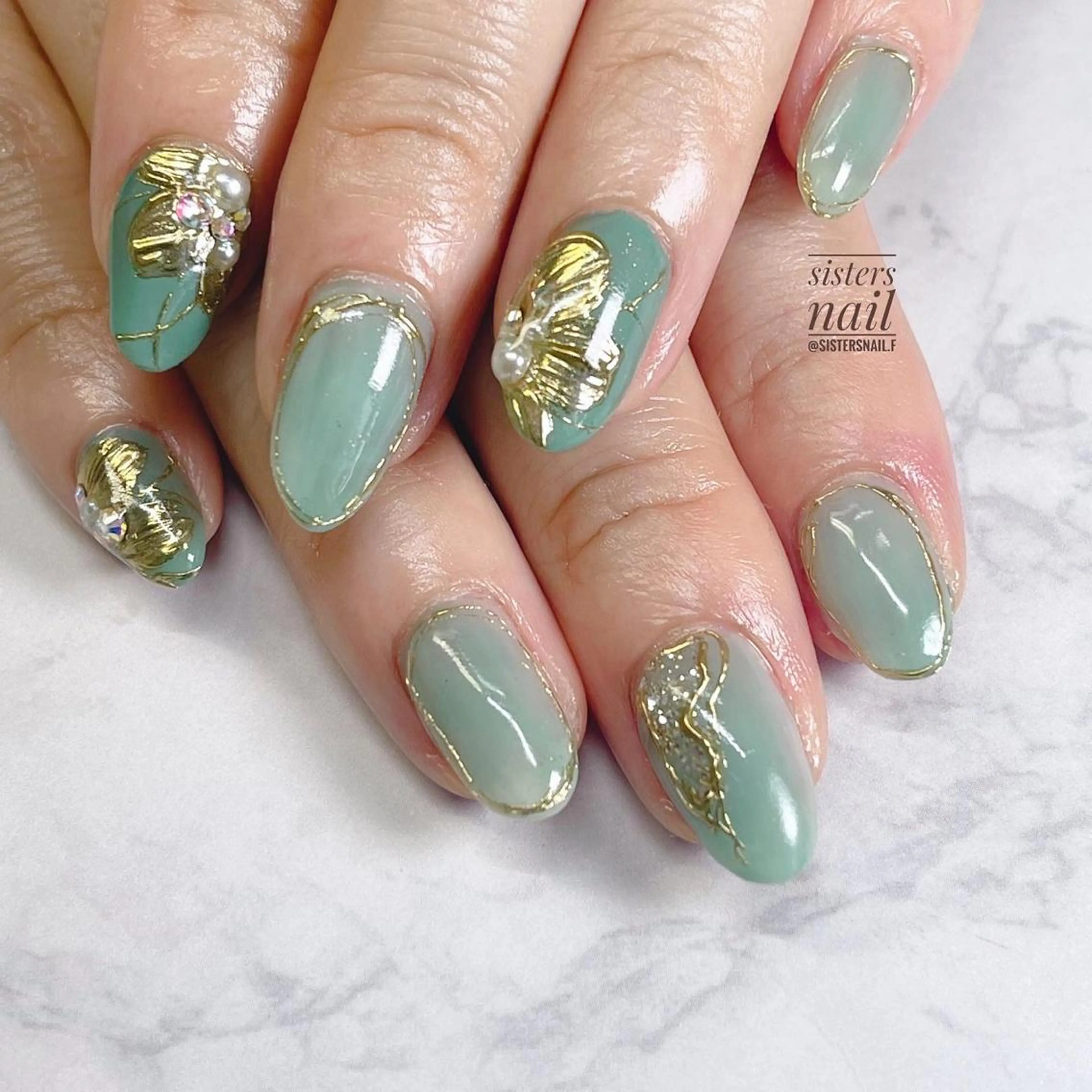 ネイル アートネイル フラワーネイル ゴールド グリーン sisters nail.fのネイルデザイン