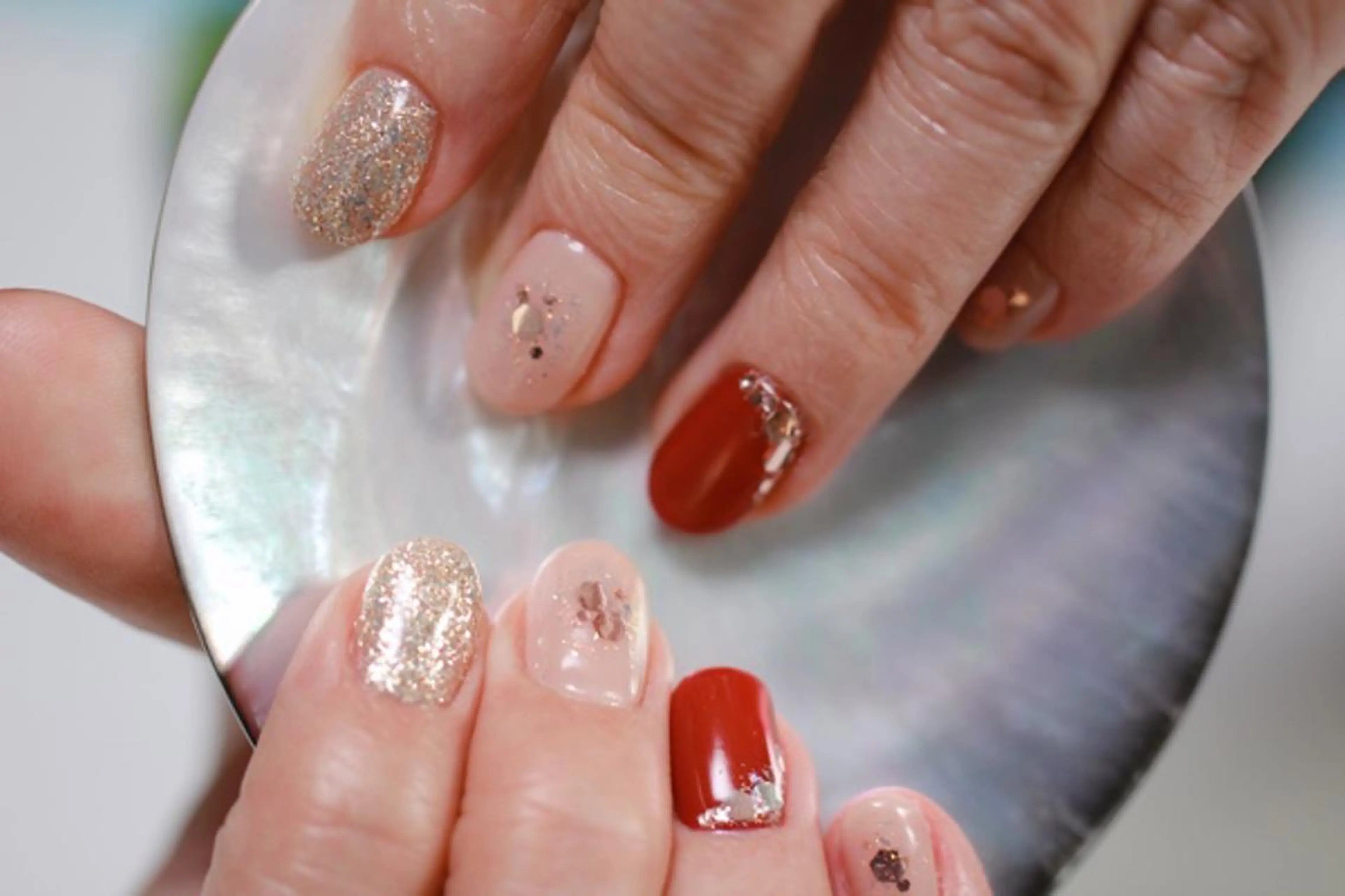 ネイル ジェルネイル ニュアンスネイル 赤色 ママリンド　志村坂上店所属・しみ えんのネイルデザイン