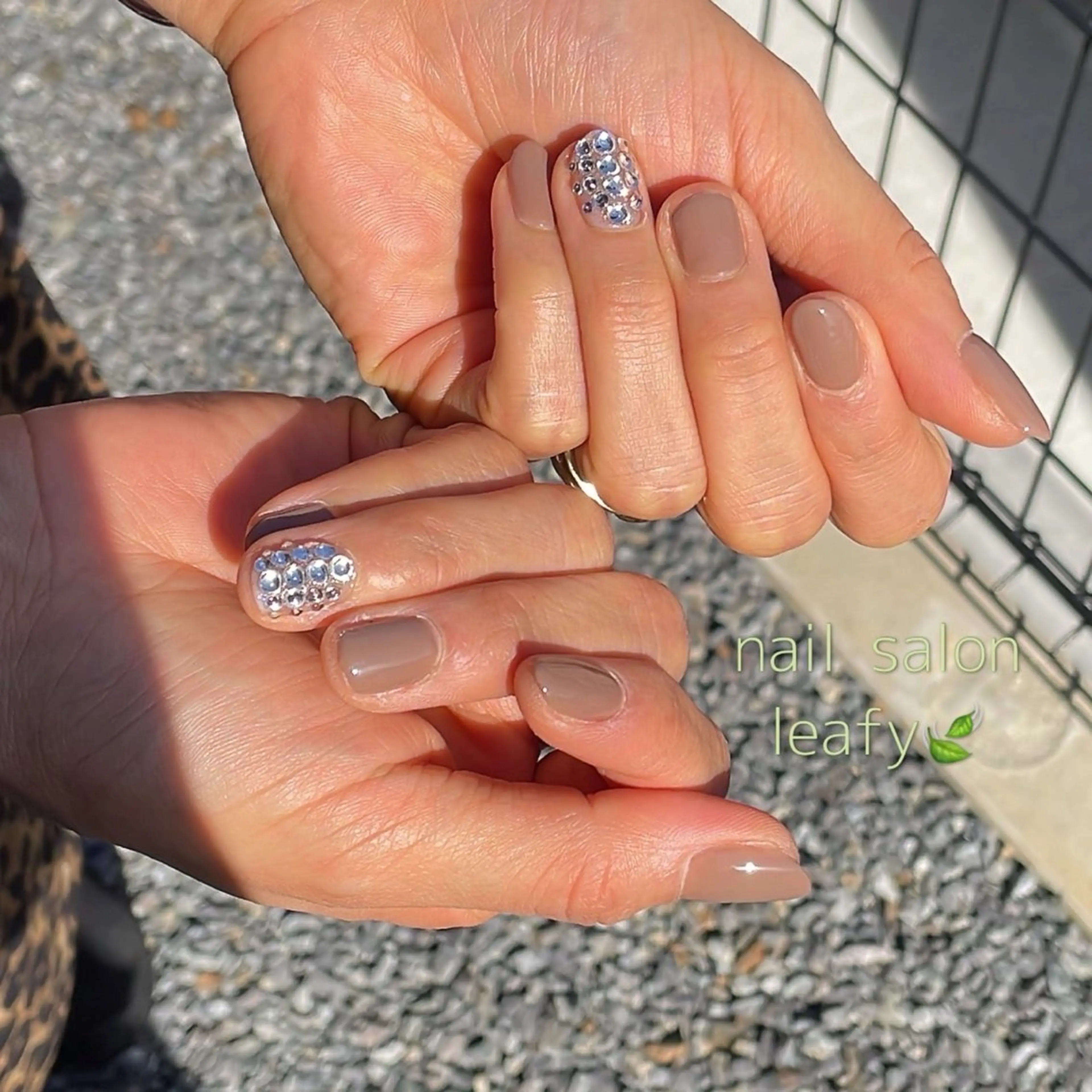 ネイル ブラウン シンプルネイル ストーンネイル ネイルサロン leafyのネイルデザイン