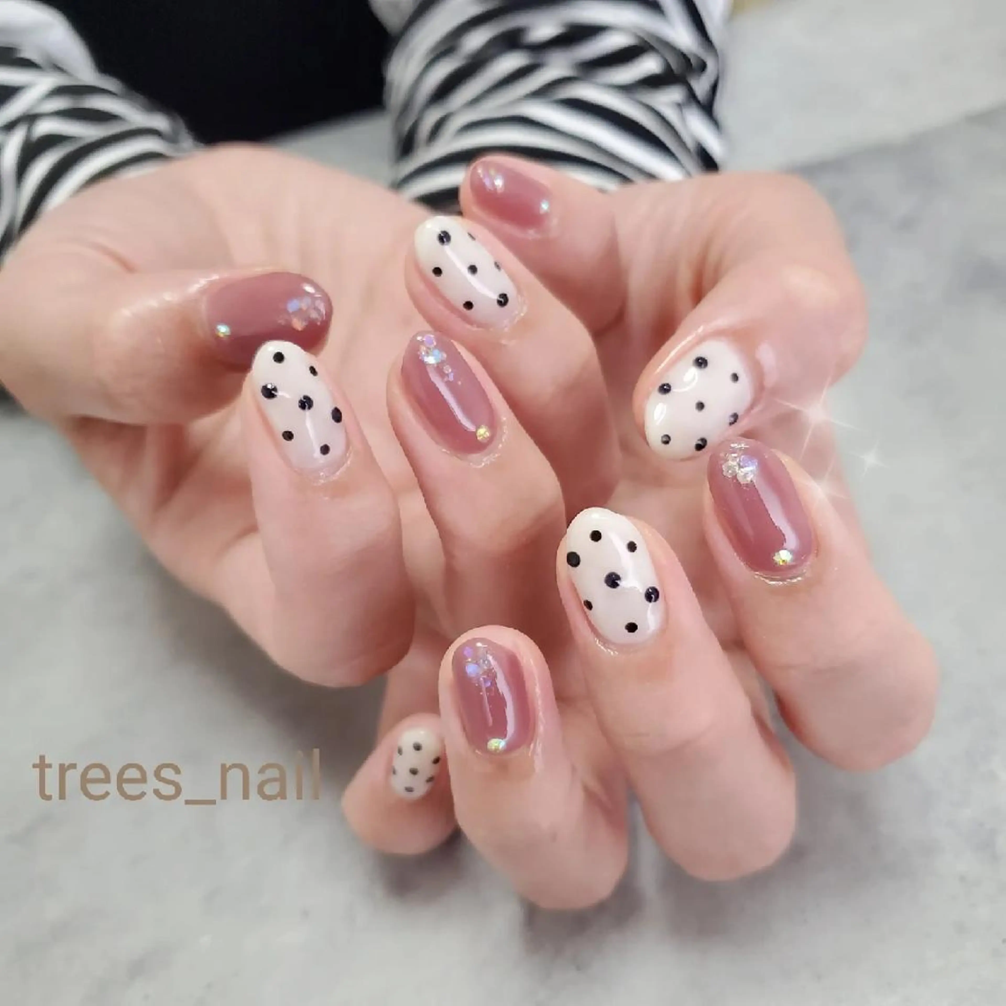 ネイル オーロラネイル ドット ホログラムネイル キラキラネイル ラメ(グリッター) ハンドネイル フットネイル trees_ nailのネイルデザイン