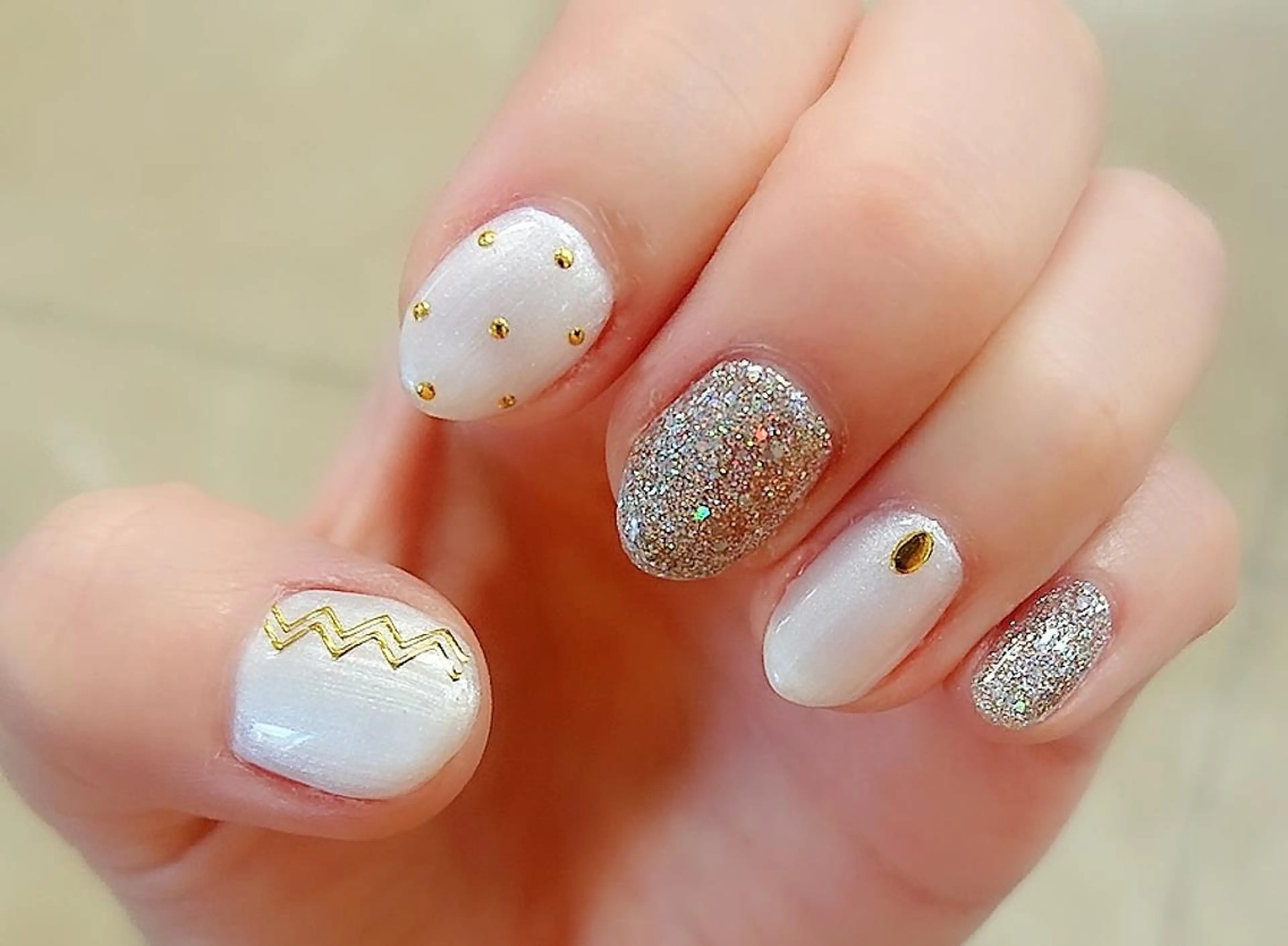 ネイル ラメ(グリッター) シルバー ホワイト 🍒当日もOK🍒 𝑳𝑼𝑵𝑨花井のネイルデザイン