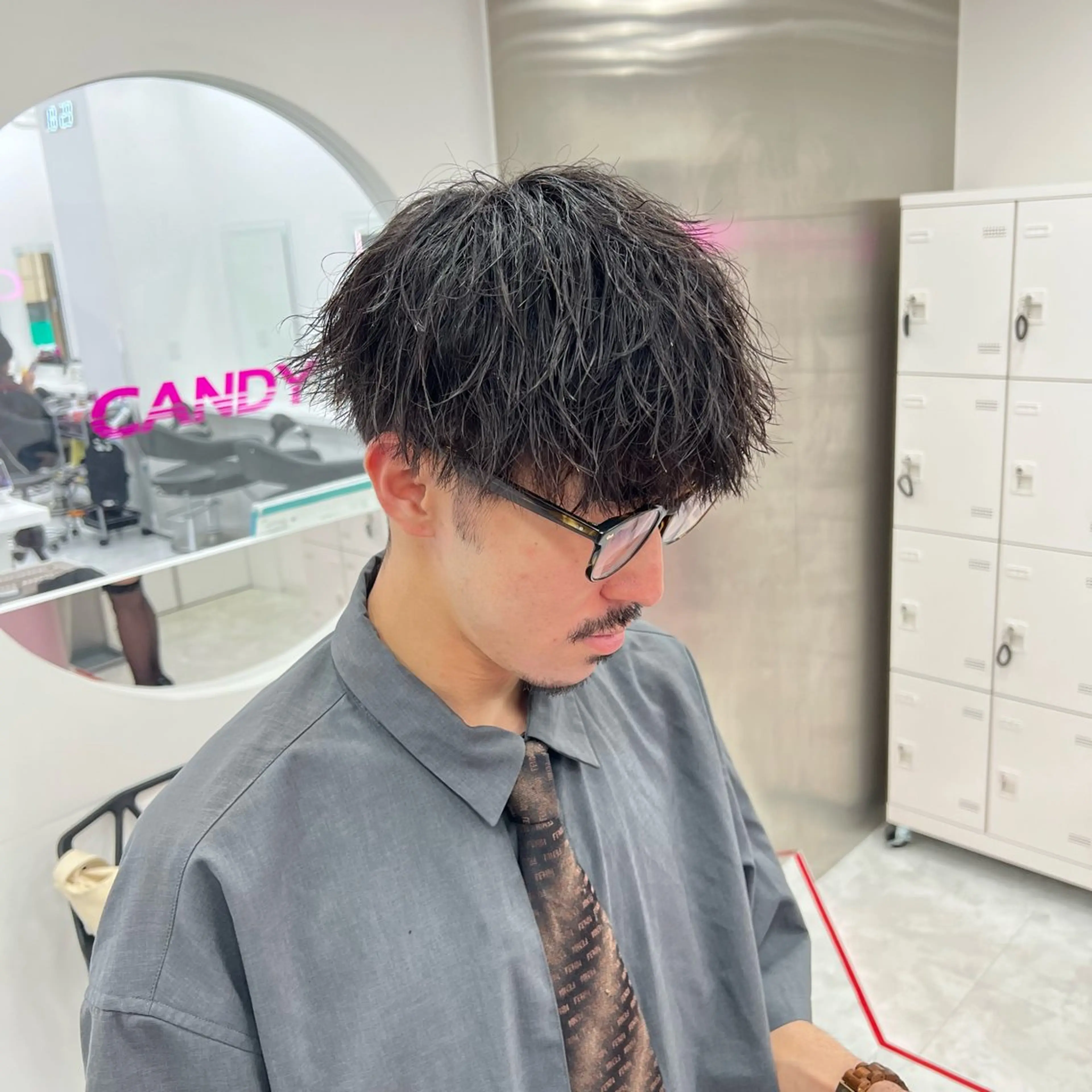 ミディアム パーマ メンズ ミディアムパーマ センターパート メンズ韓国風 韓国マッシュ マッシュウルフ カット ヘアカラー トリートメント ヘッドスパ ヘアセット トレンド/レイヤー うる艶🪞CANDYのヘアスタイル