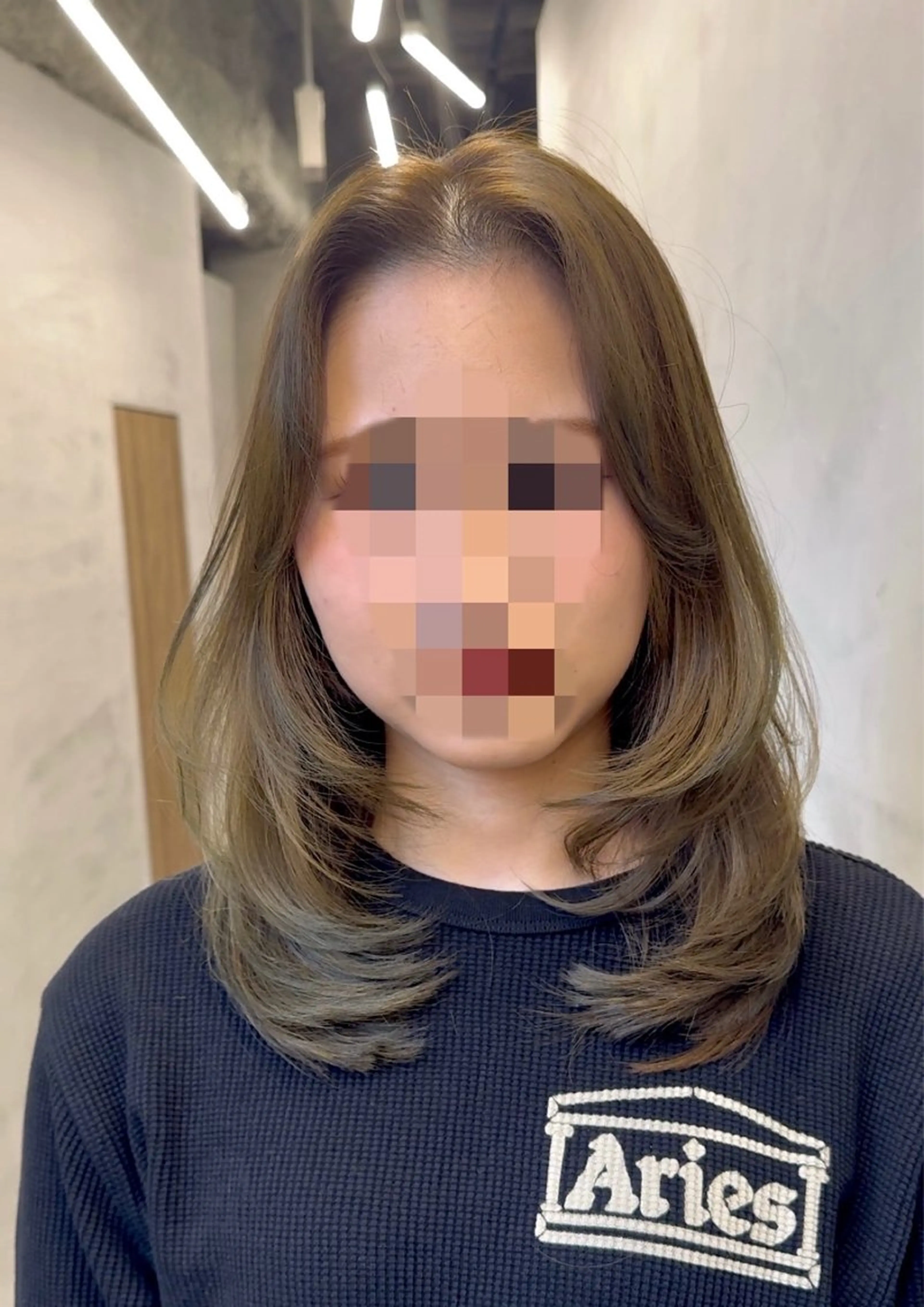 ミディアム カット ヘアカラー トリートメント レイヤーカット 小林優のヘアスタイル