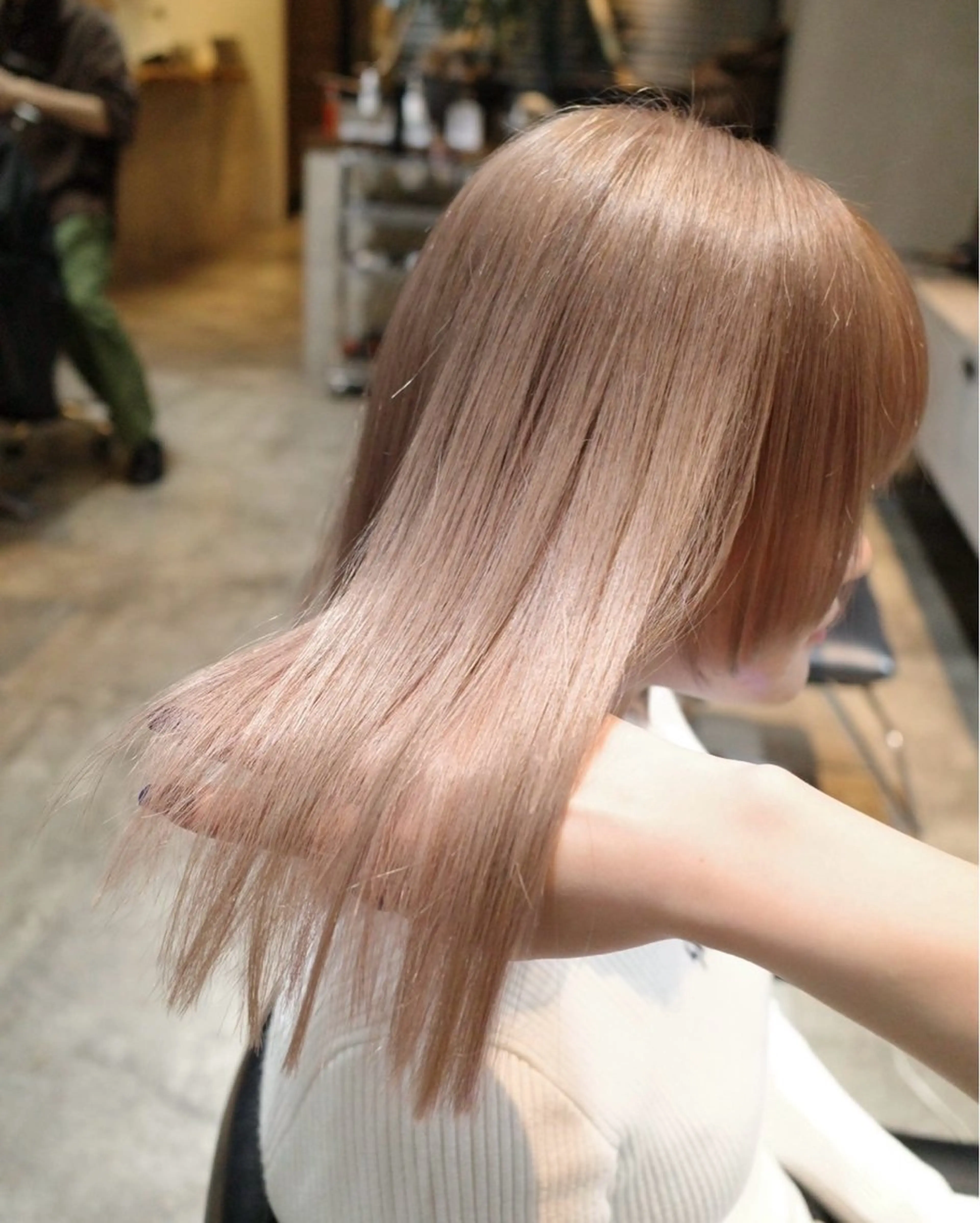 ミディアム カラー ベージュカラー ブリーチ ミルクティーベージュ 渋谷/レイヤーボブ・ 韓国ボブ特化/楓のヘアスタイル