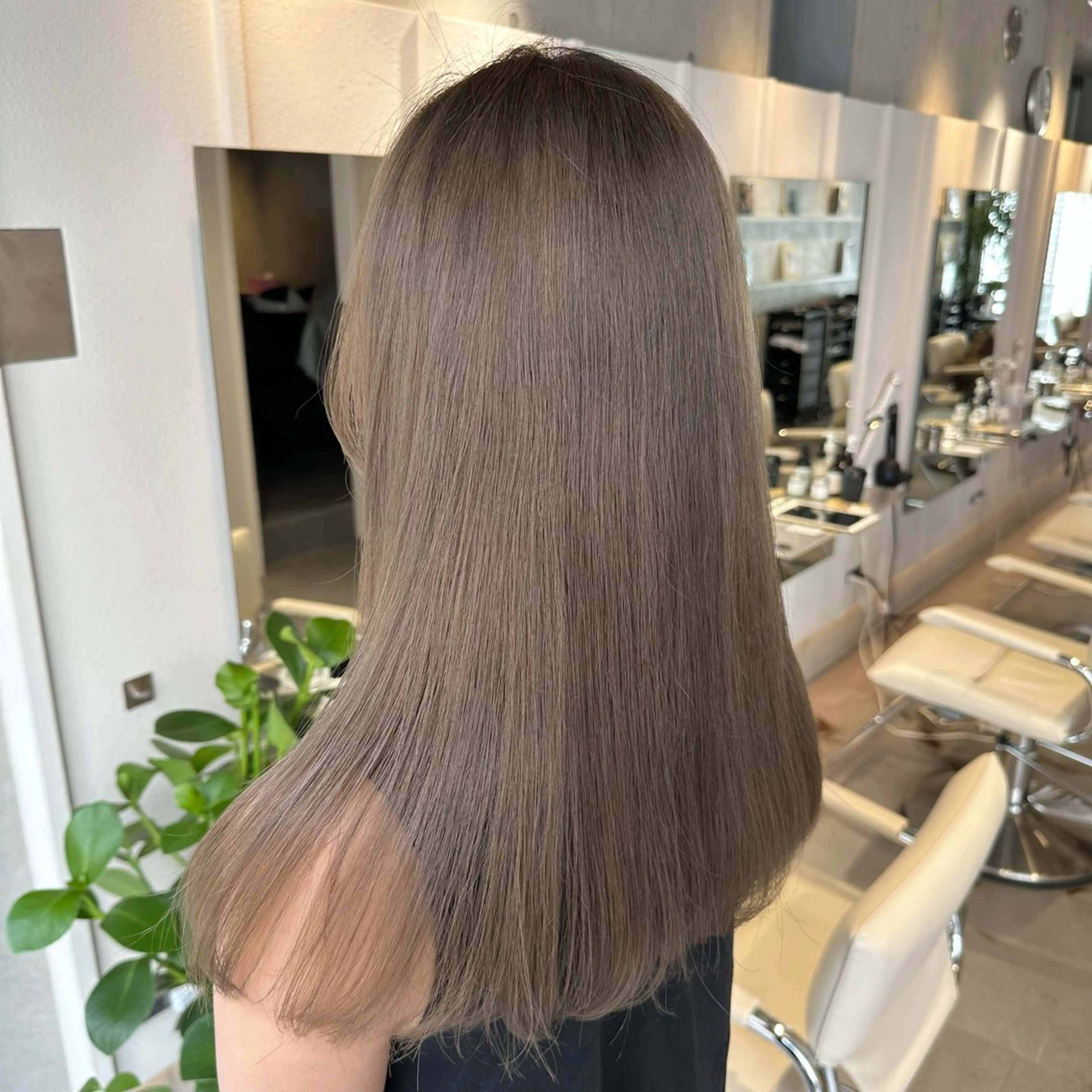 ロング カラー ブリーチ ケアブリーチ グレージュ ハイトーンカラー ミルクティーグレージュ レイヤー小顔ショート 吉田ジョウのヘアスタイル