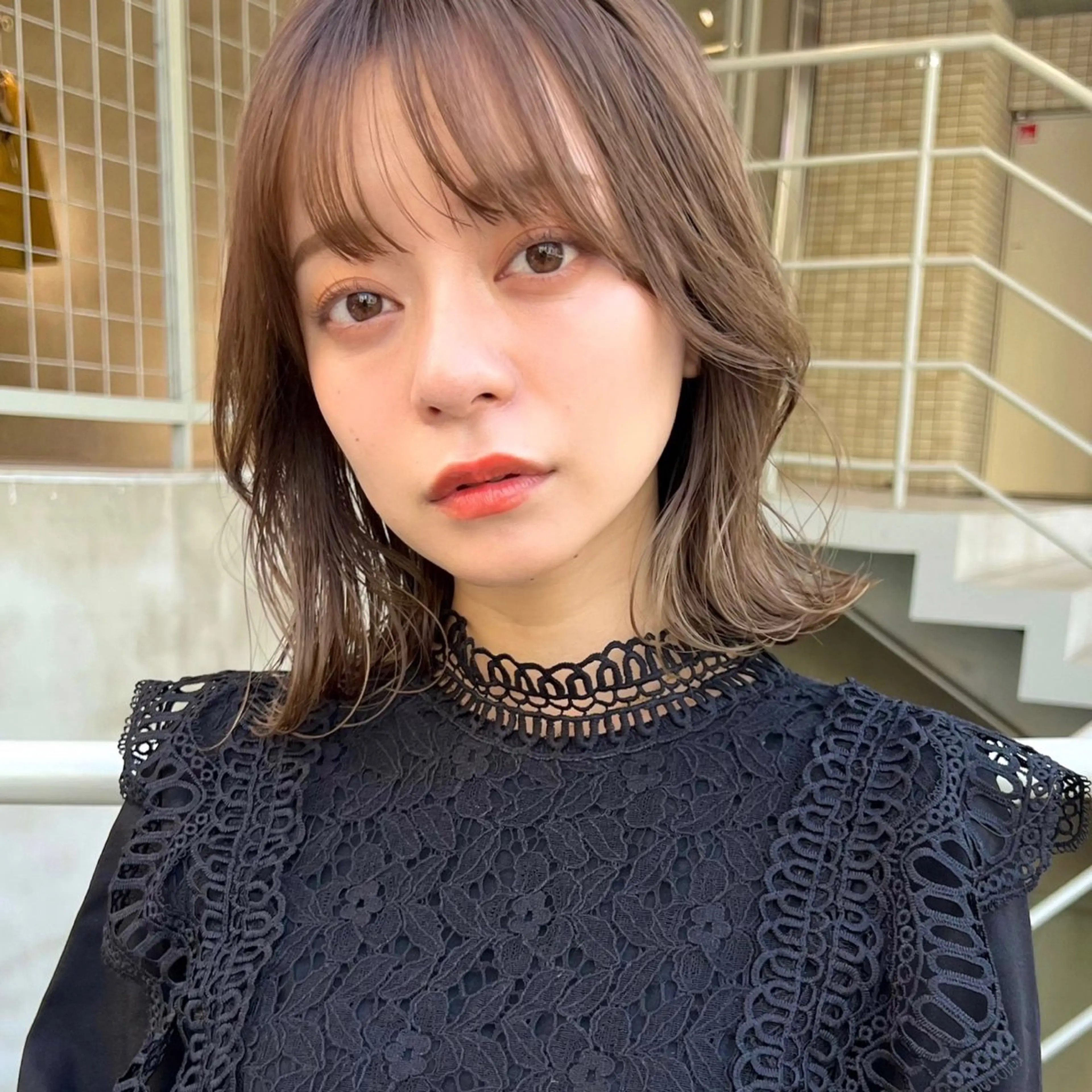 ショート カラー 切りっぱなしボブ ベージュカラー ブラウンカラー ボブ 外ハネヘア 大久保 佳那のヘアスタイル