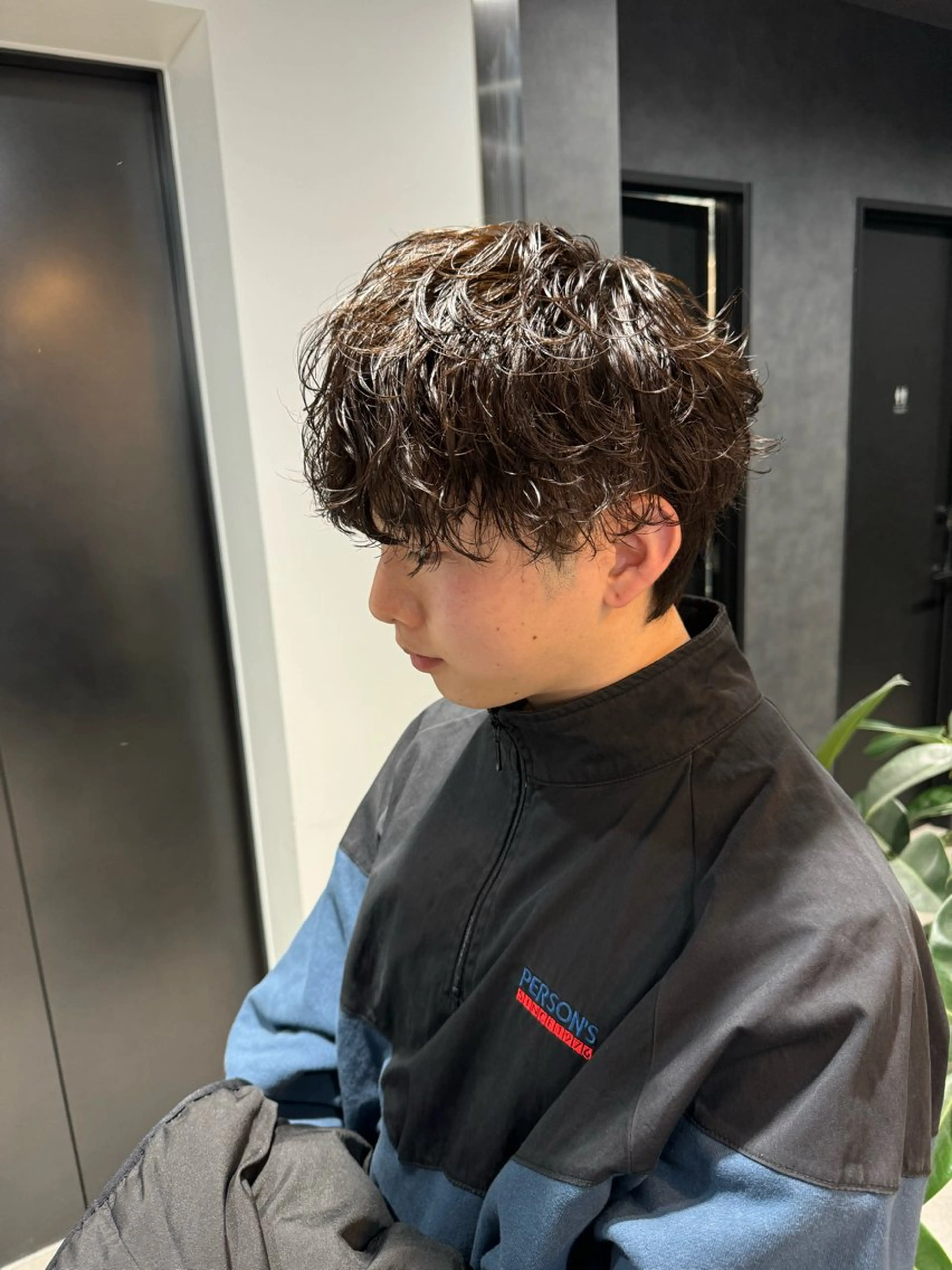 ショート カラー パーマ ヘアアレンジ メンズ メンズブリーチ センターパート メンズハイライト メンズハイトーン マッシュ スパイキー/フェザー /波巻き/かいとのヘアスタイル
