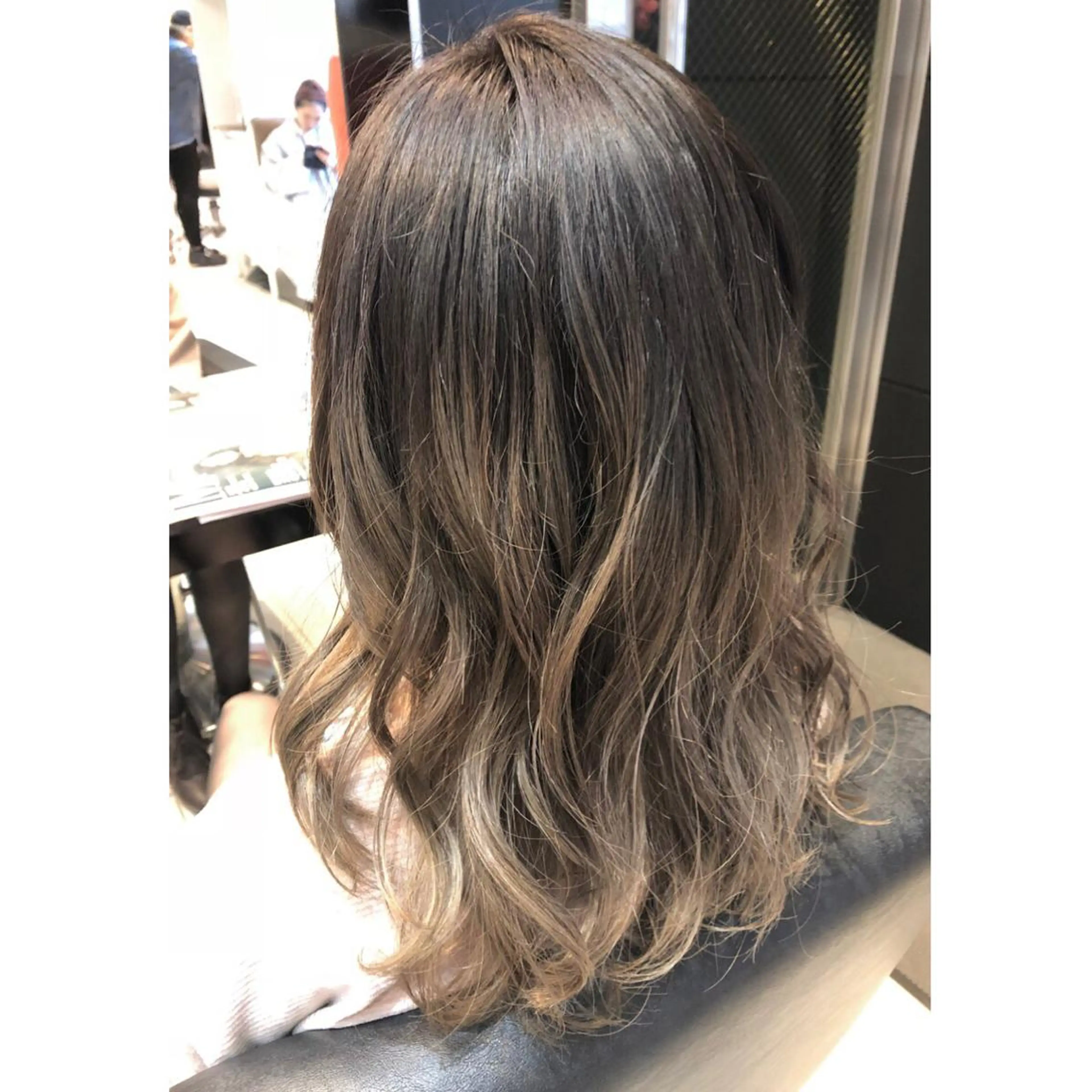 セミロング カラー ブロンド グラデーションカラー 女性リピ90%🍨 🩷佐藤みずきのヘアスタイル