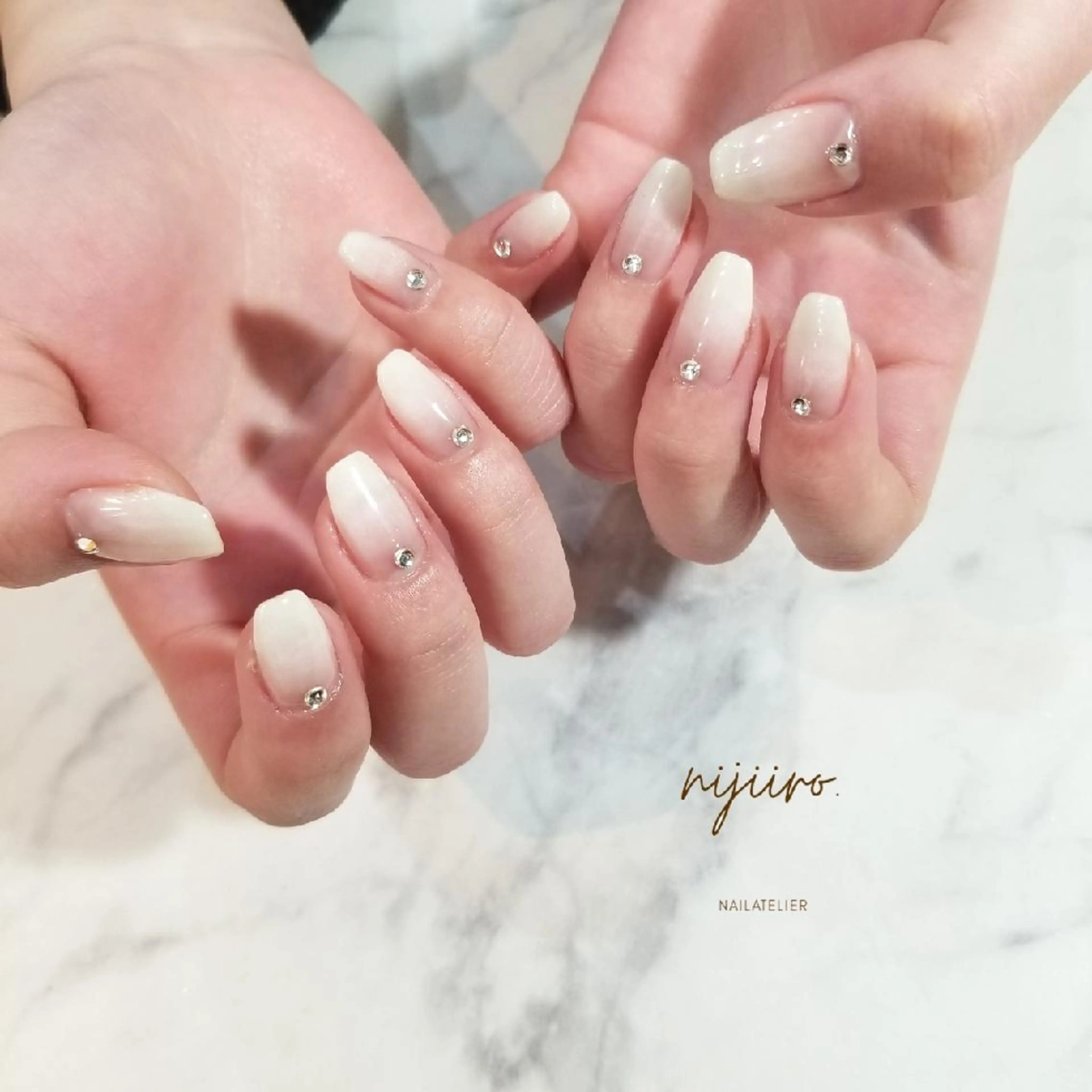 ネイル ストーンネイル ホワイト ハンドネイル nailatelier nijiiro.所属・nijiiro🌈 サトウのネイルデザイン