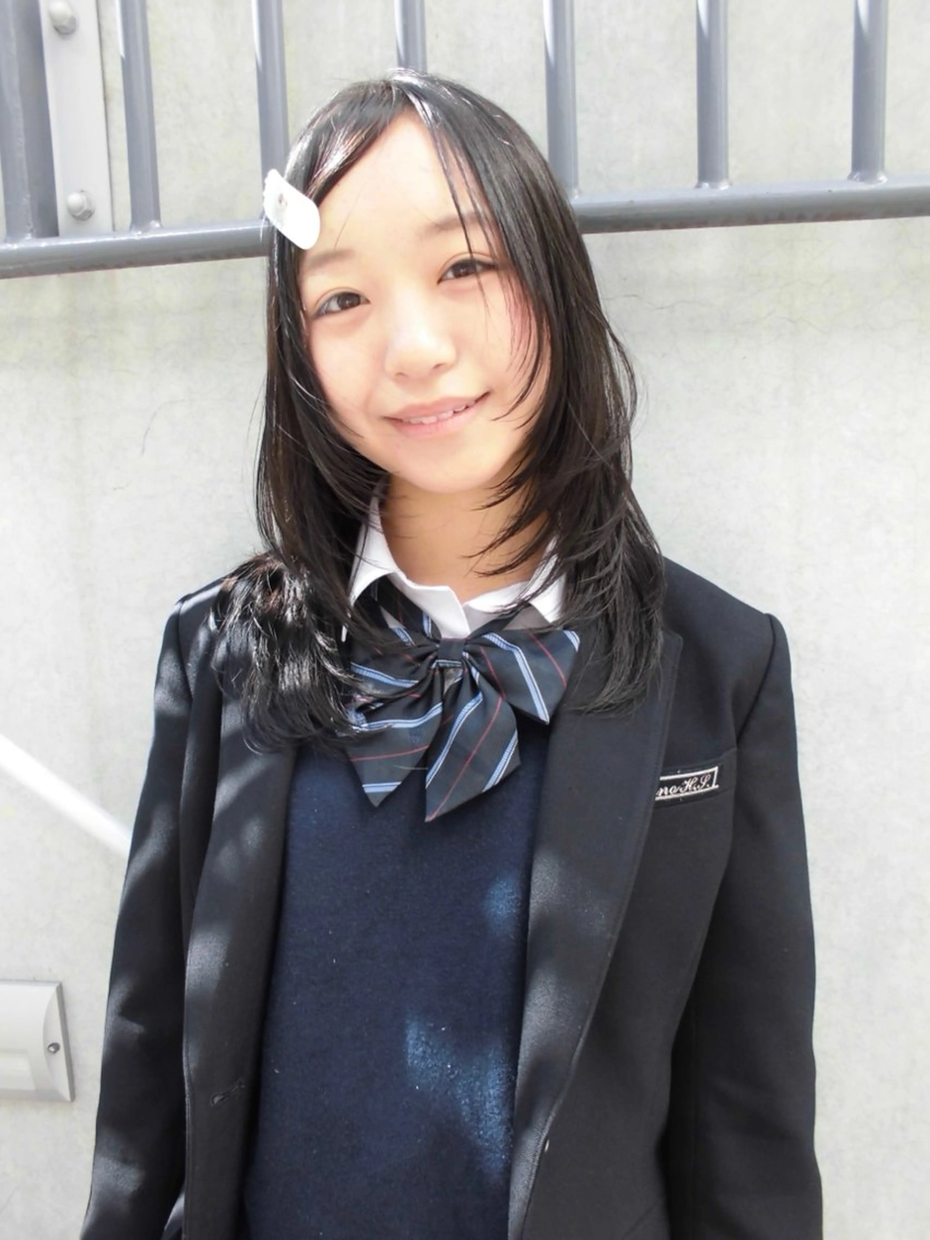 ミディアム ハッシュカット リカ/ハイトーン ・オリーブ🍀のヘアスタイル