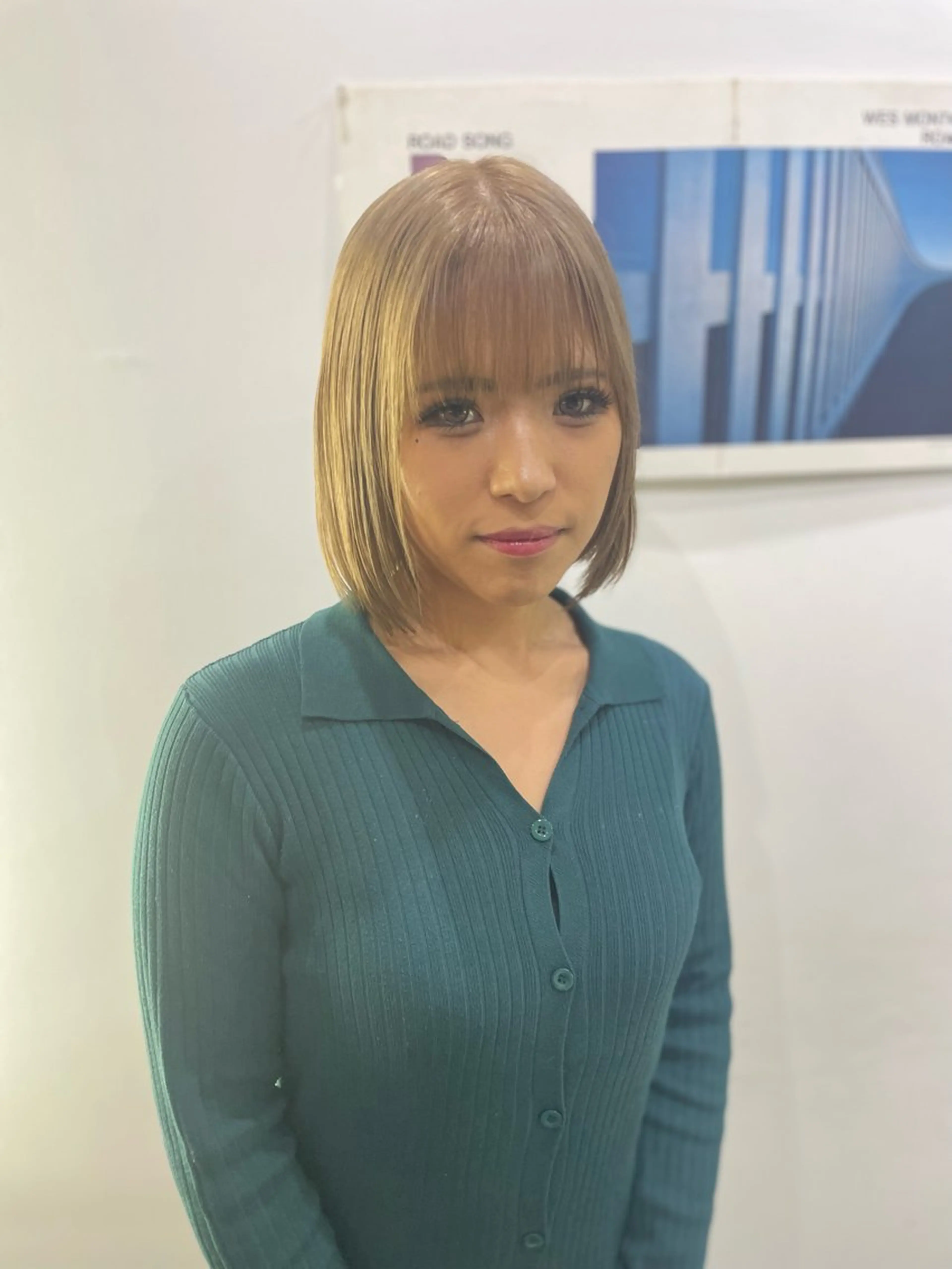 ミディアム カラー ベージュカラー ボブ ハイトーン×デザイン 🪽🫧HIKARIのヘアスタイル