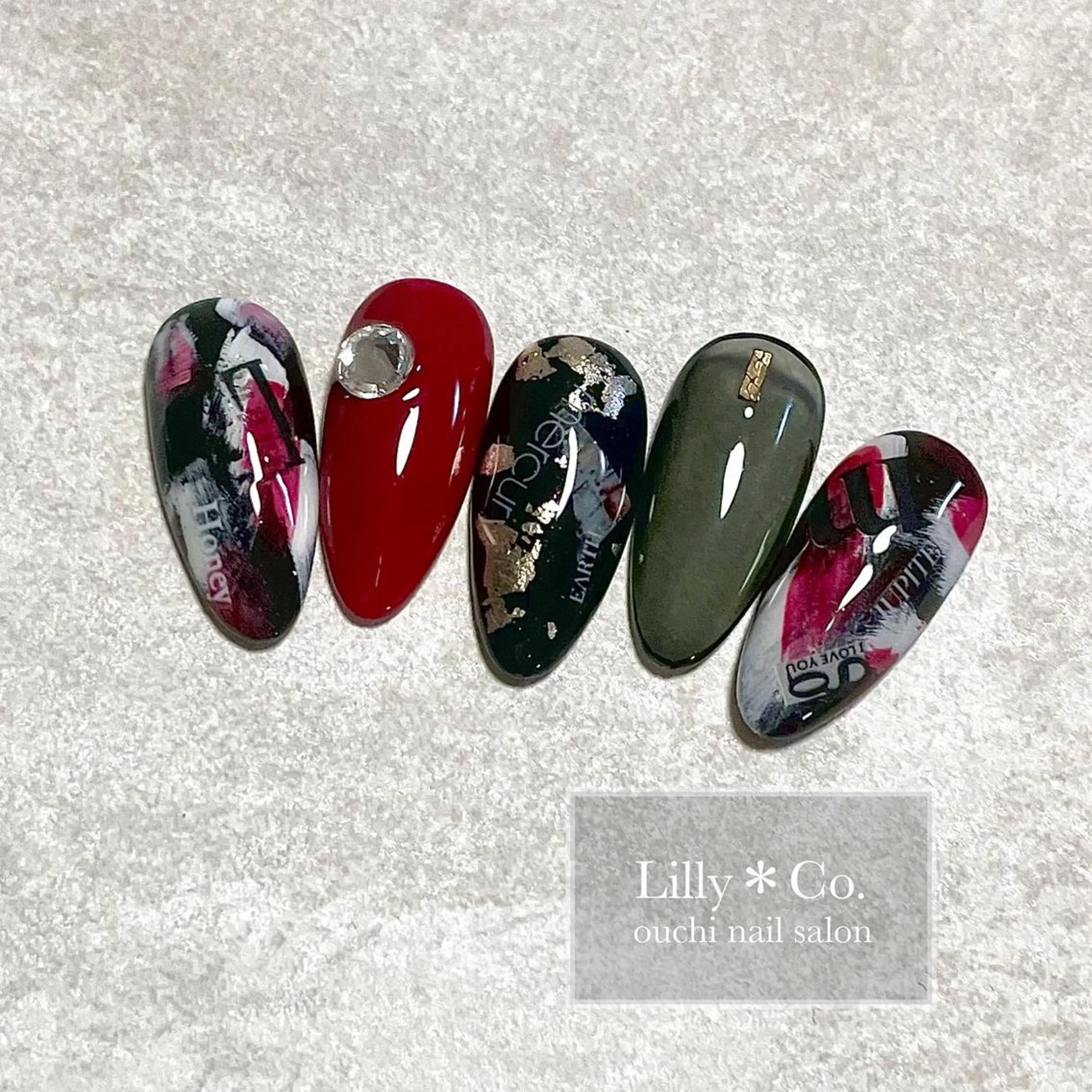 ネイル 赤色 ネイルチップ ハンドネイル ハンドケア Lilly Co.のネイルデザイン
