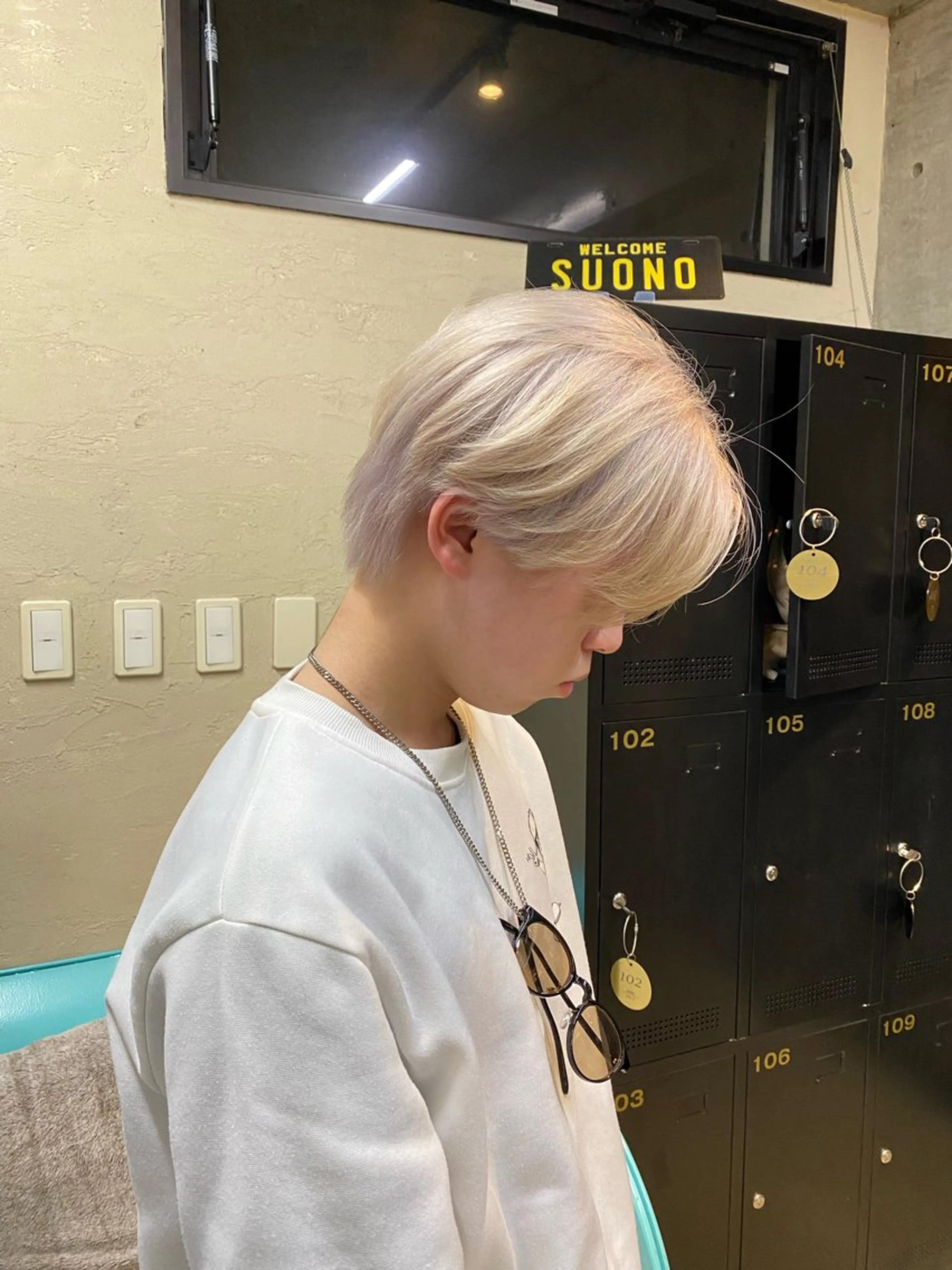 カラー メンズ メンズブリーチ ブリーチ ブロンド ケアブリーチ ホワイトブロンド カット ヘアカラー トリートメント SUONO所属・ブリーチムラ修正 /ハイトーン/青砥大のヘアスタイル