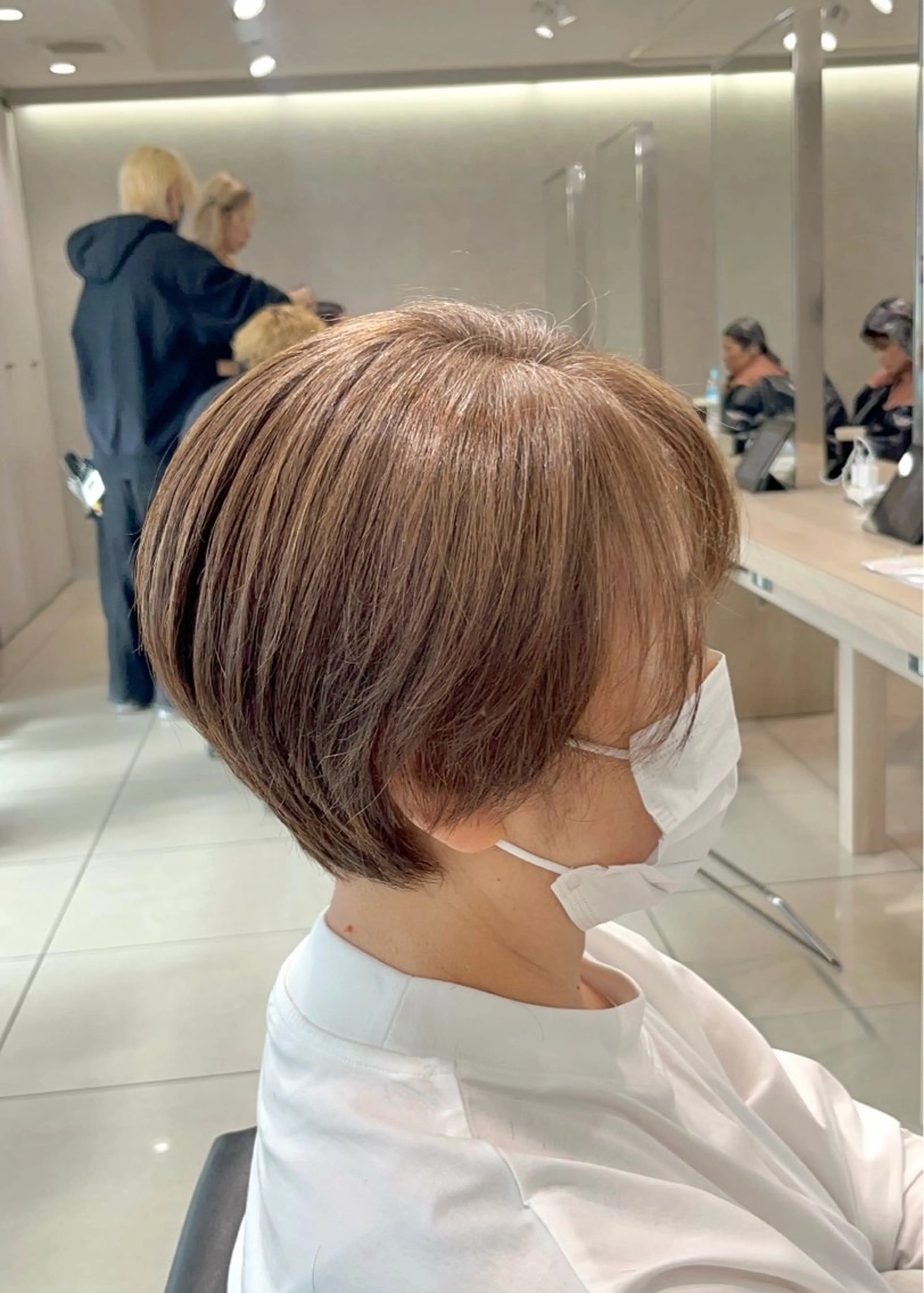 ショート カラー ベージュカラー 透明感カラー ハイライトカラー シルバー シルバーベージュ カット ヘアカラー 巖本 真希のヘアスタイル