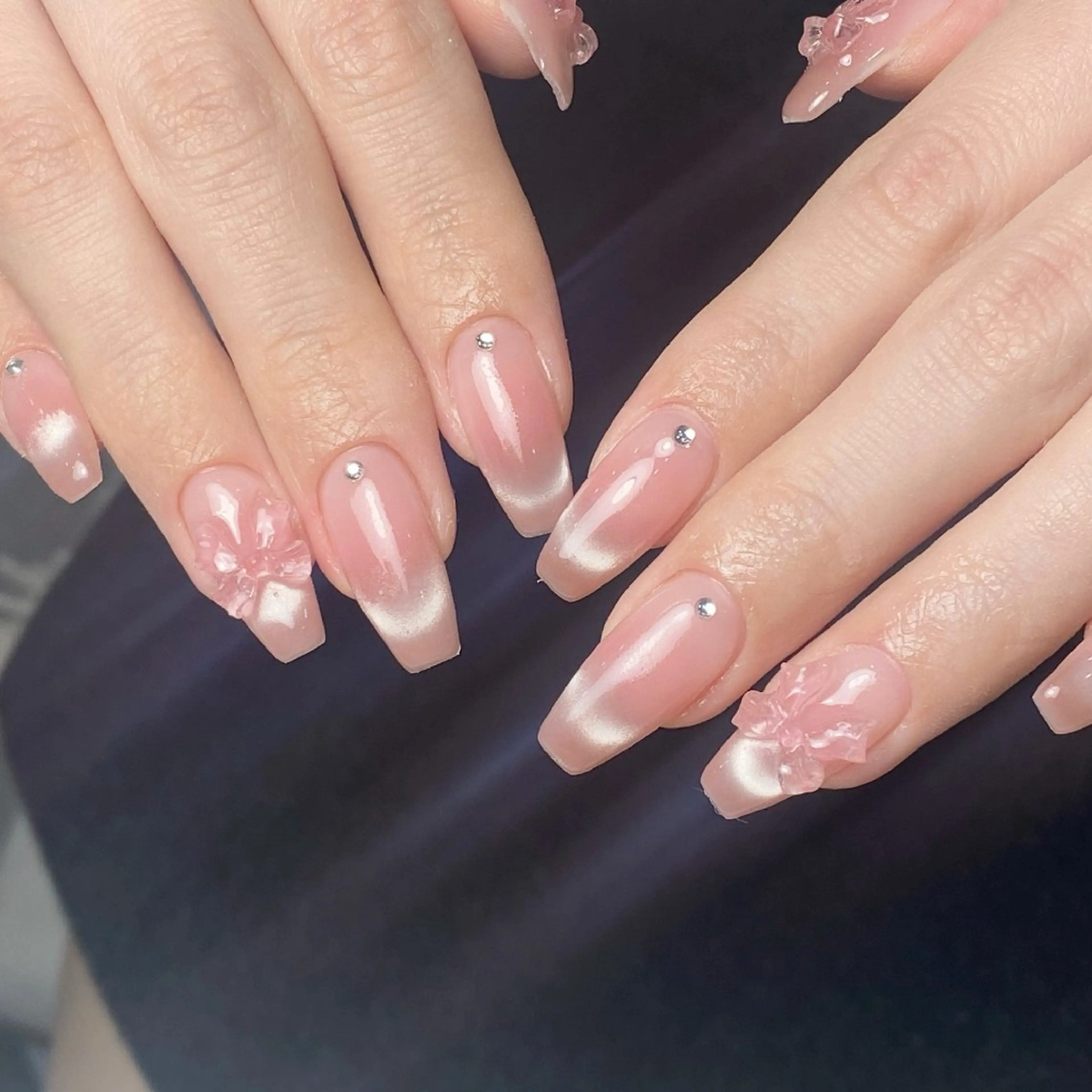 ネイル チークネイル フレンチネイル ジェルネイル ガーリー キラキラネイル ハンドネイル UM Nail Salonのネイルデザイン