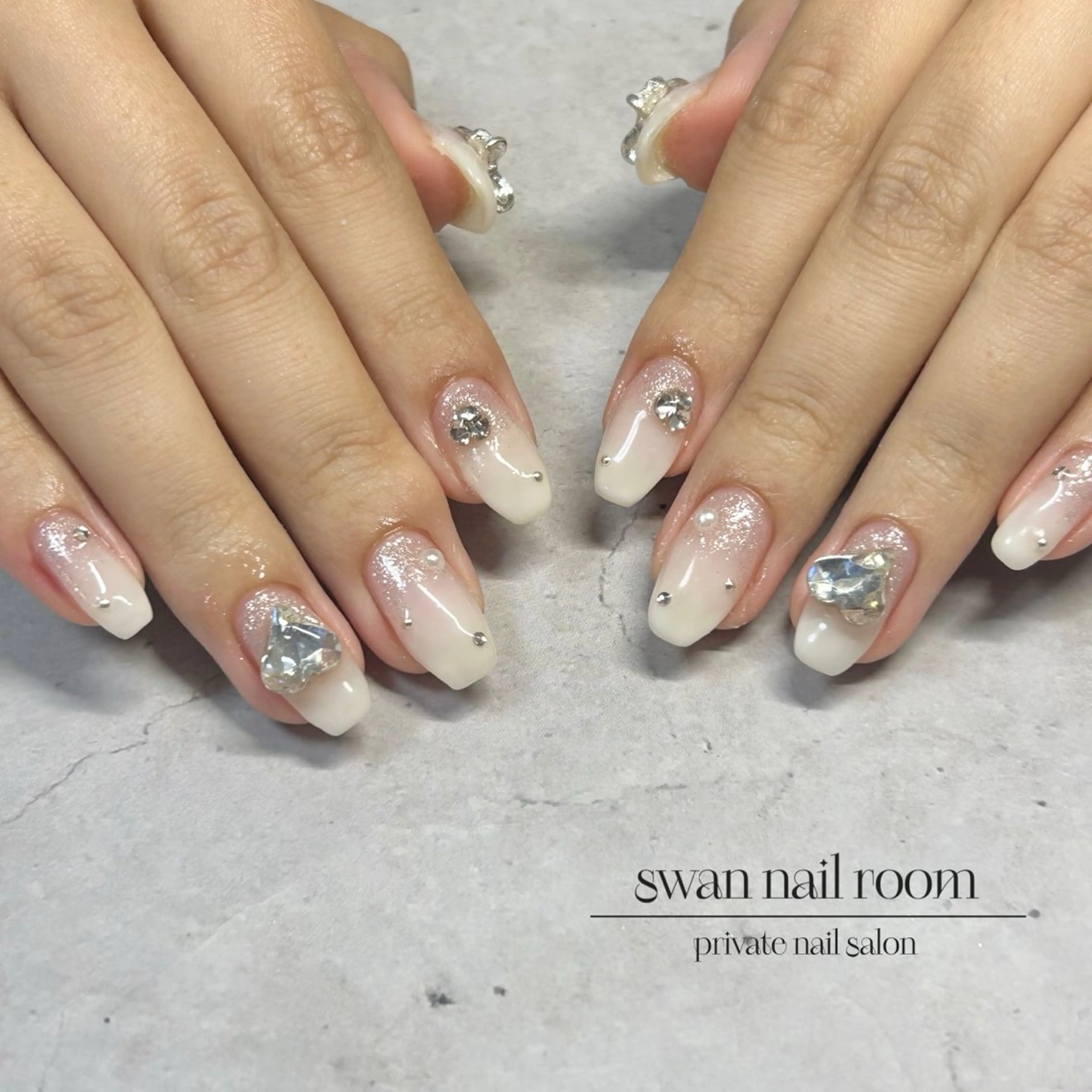 ネイル グラデーション ホワイト swan  nail room所属・swan nail roomのネイルデザイン