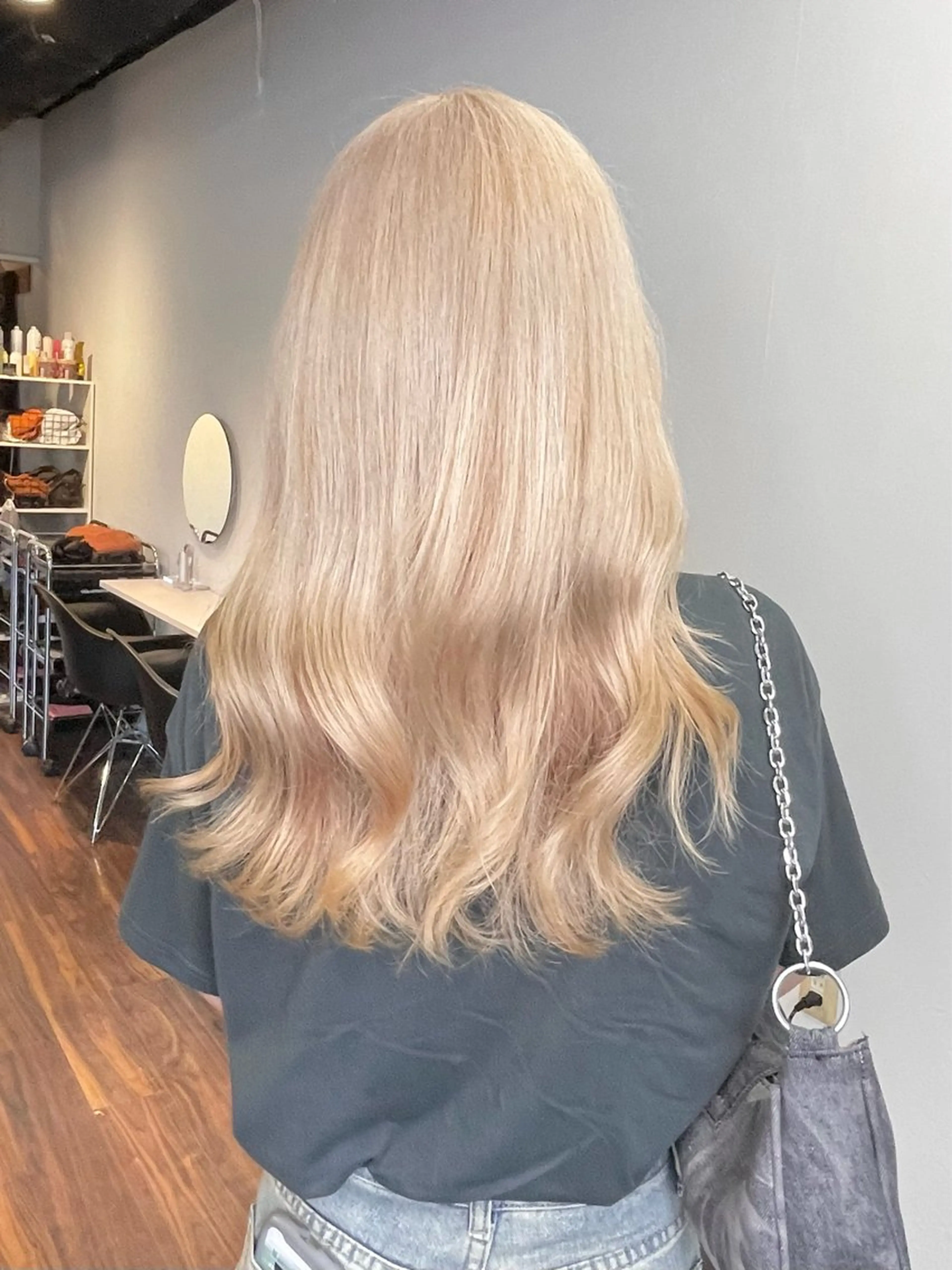 ロング カラー ヘアアレンジ ベージュカラー ブリーチ ブロンド ダブルカラー ミルクティーベージュ maoブリーチ無し 似合わせカラーのヘアスタイル