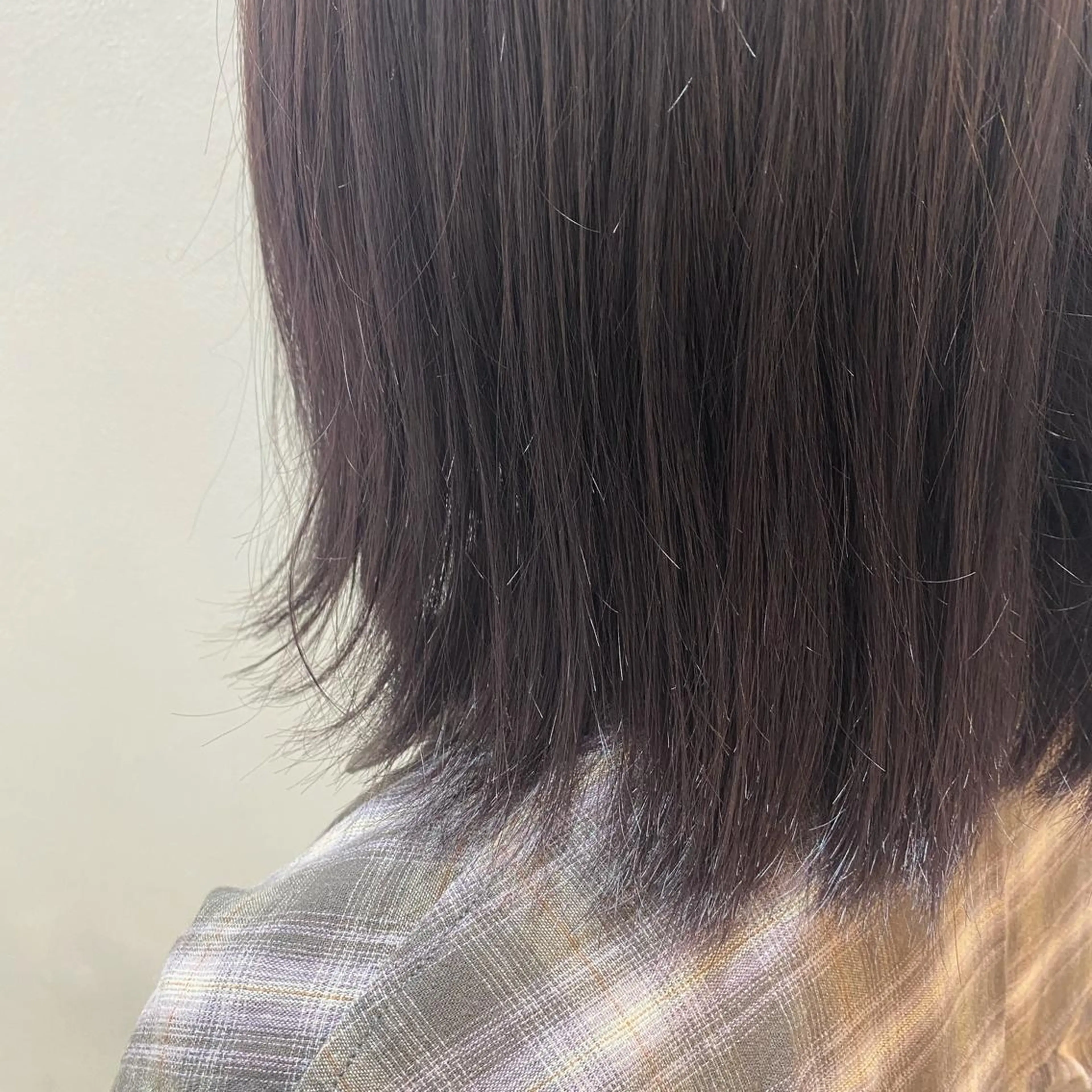 ミディアム カラー パープルカラー 堀結香/顔まわり レイヤー/蒲生四丁目のヘアスタイル