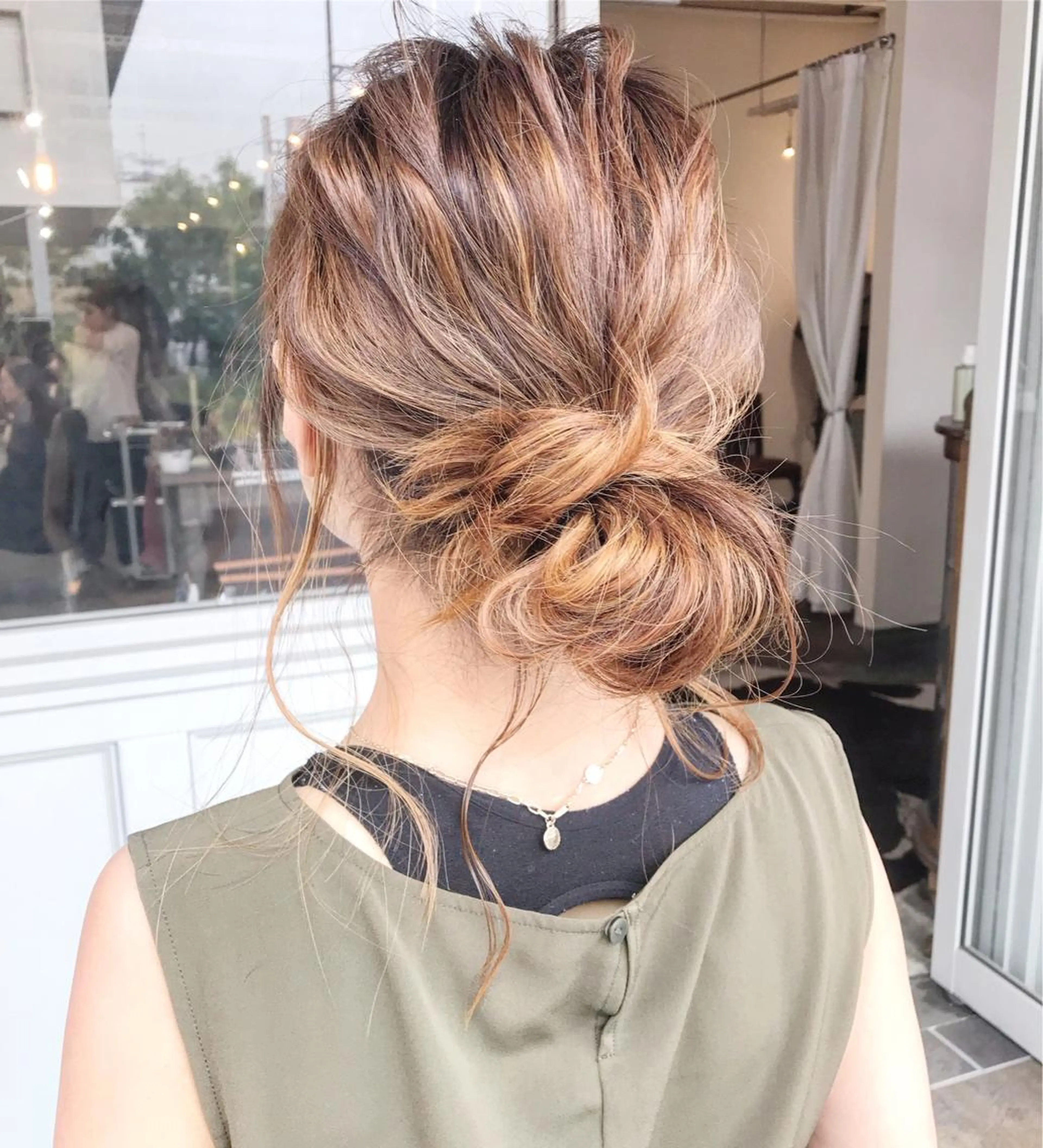 セミロング カラー ヘアアレンジ お団子ヘア 切りっぱなしボブ バレイヤージュ ブリーチ デザインカラー Mariana/ 鶴原-ハイライトのヘアスタイル