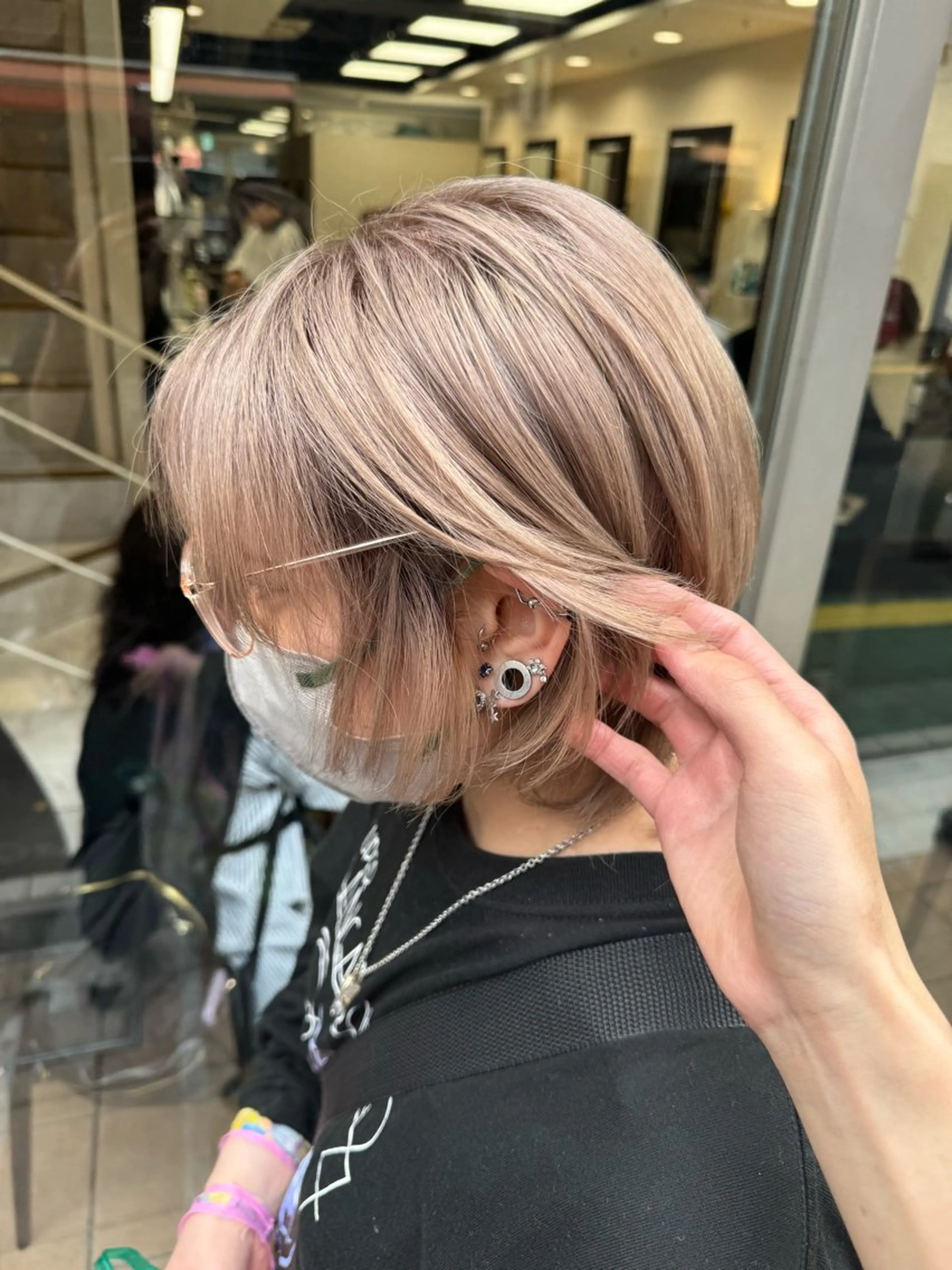 ミディアム カラー ヘアアレンジ 切りっぱなしボブ ベージュカラー ブリーチ デザインカラー ダブルカラー カット ヘアカラー トリートメント 目黒 碧人のヘアスタイル