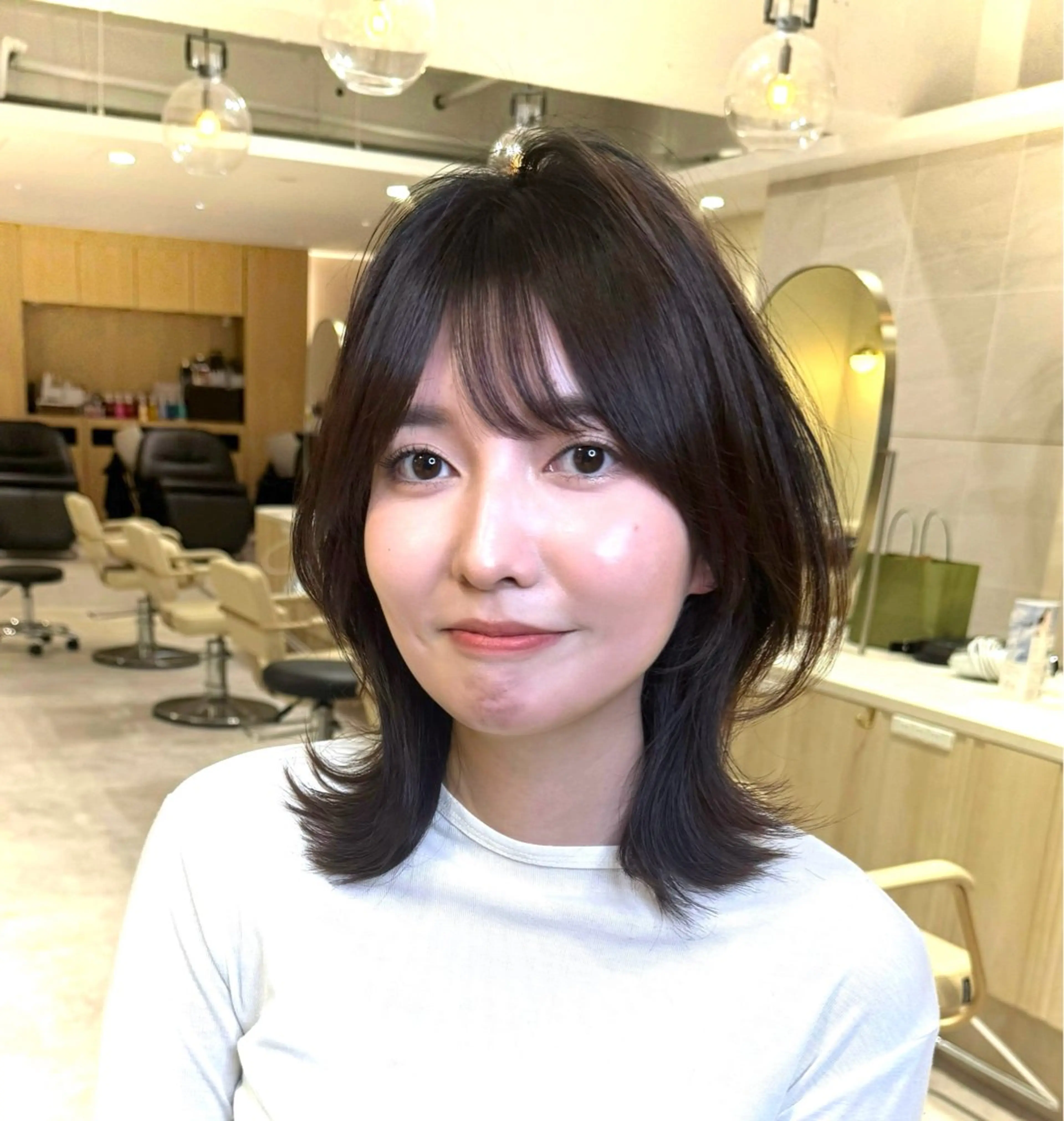 ミディアム デザインカット 顔周りカット 韓国風ヘア レイヤーカット 似合わせカット カット 韓国風/小顔レイヤー /艶カラーのヘアスタイル