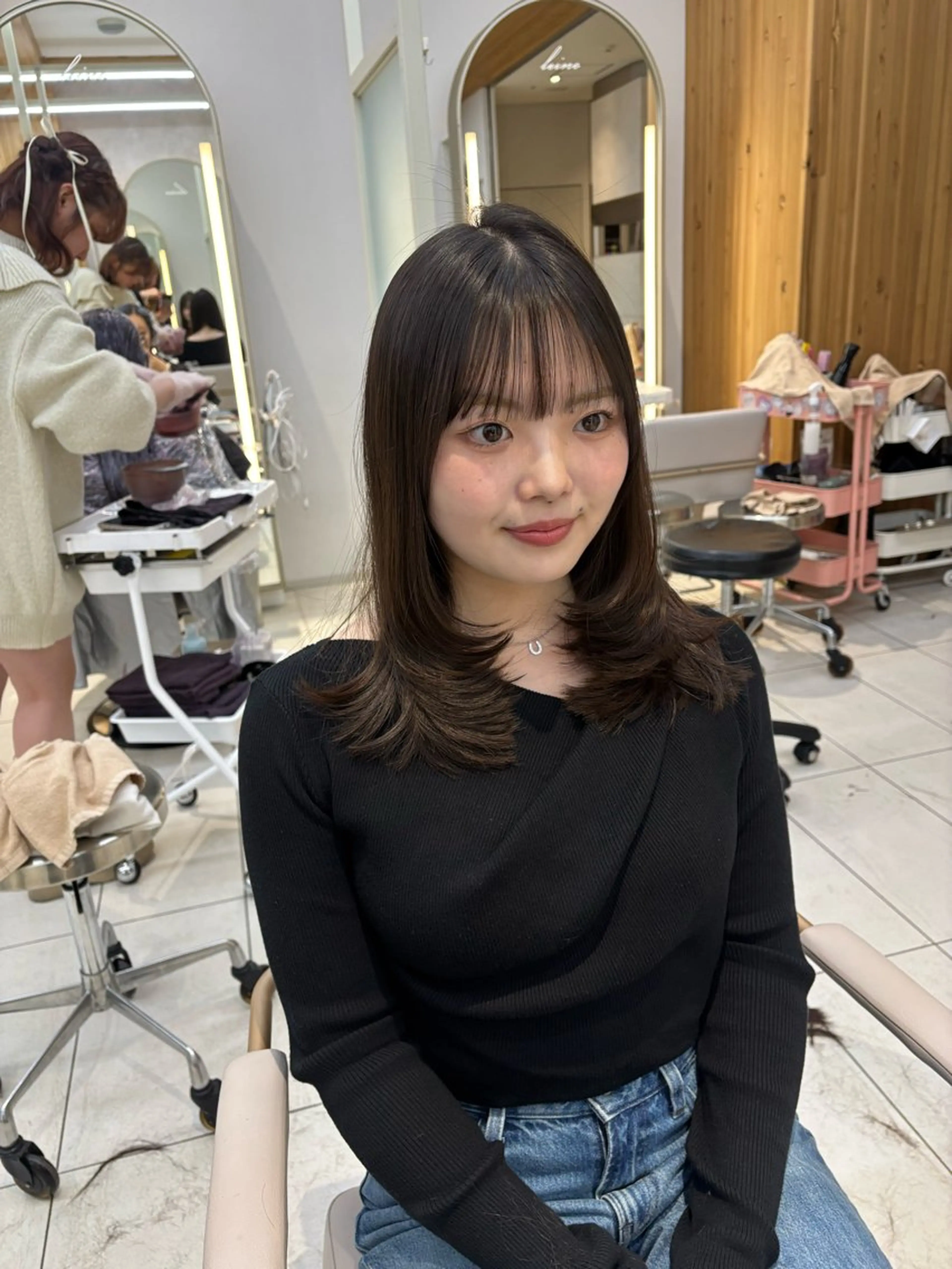 ミディアム カット ヘアカラー トリートメント かなこ／重めレイヤー ／透明感カラーのヘアスタイル