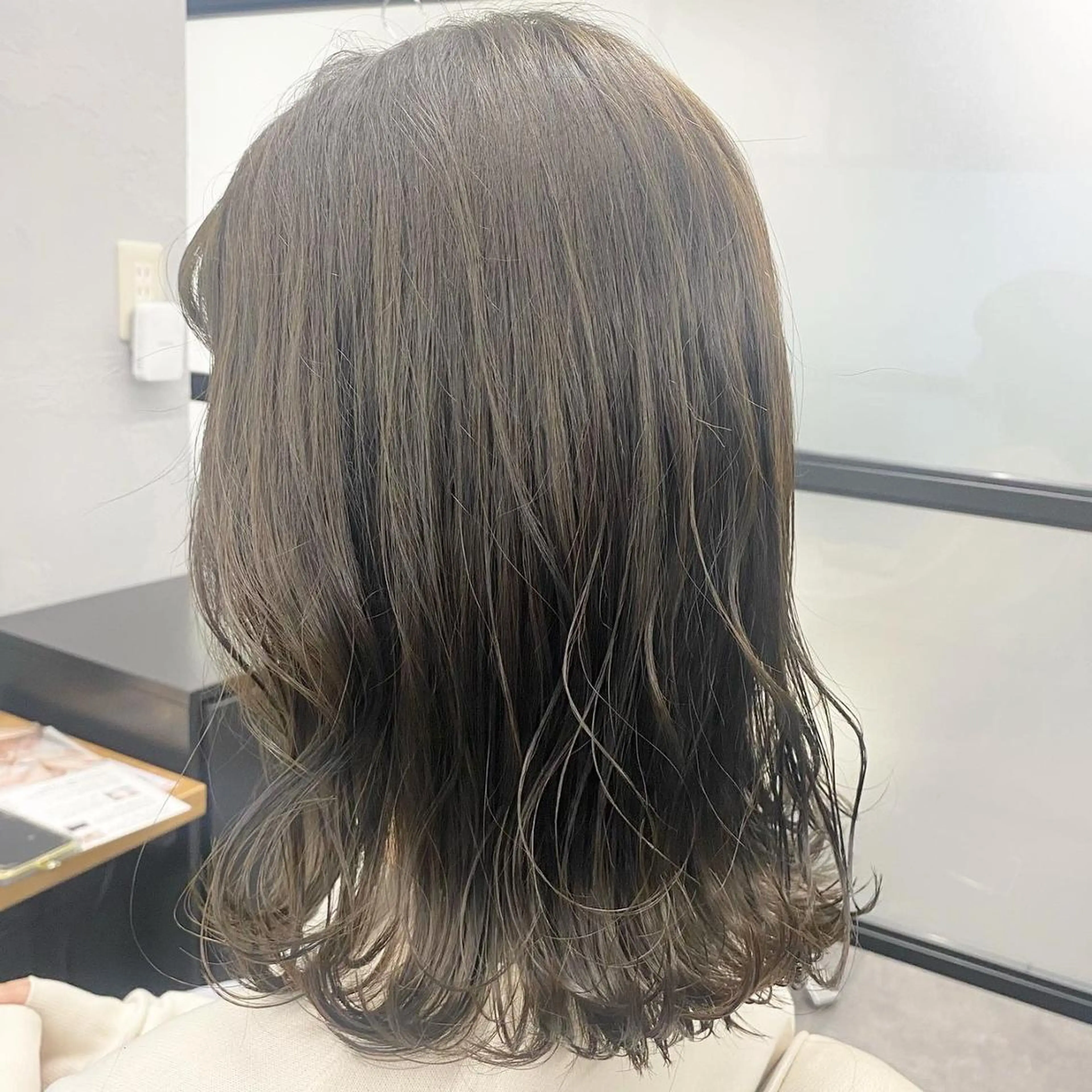 ミディアム カラー バレイヤージュ ベージュカラー ブリーチ ケアブリーチ ダブルカラー N° aria 三軒茶屋のヘアスタイル