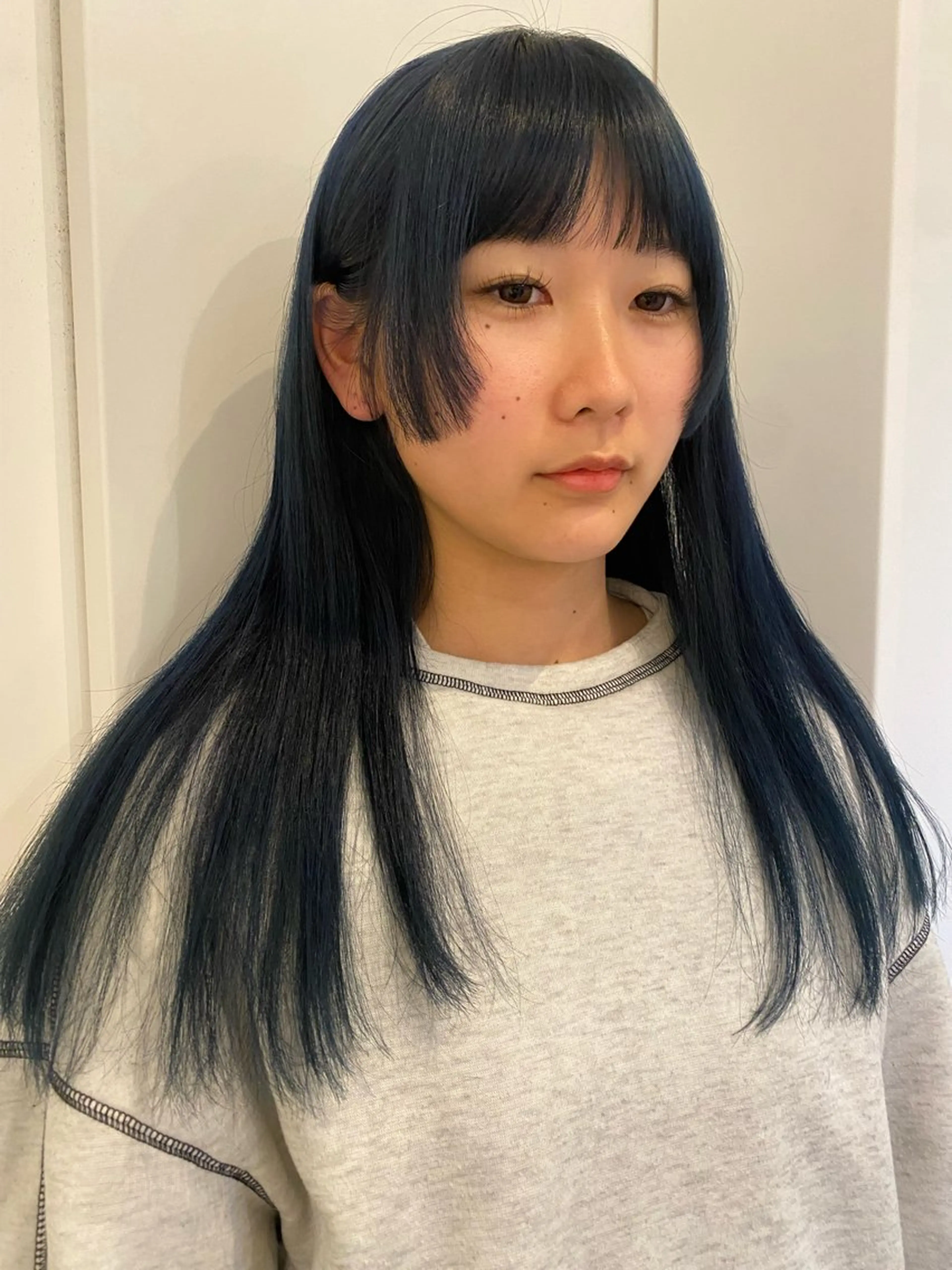 セミロング カラー ブリーチ ブルーカラー ヘアカラー 永田 愛莉のヘアスタイル