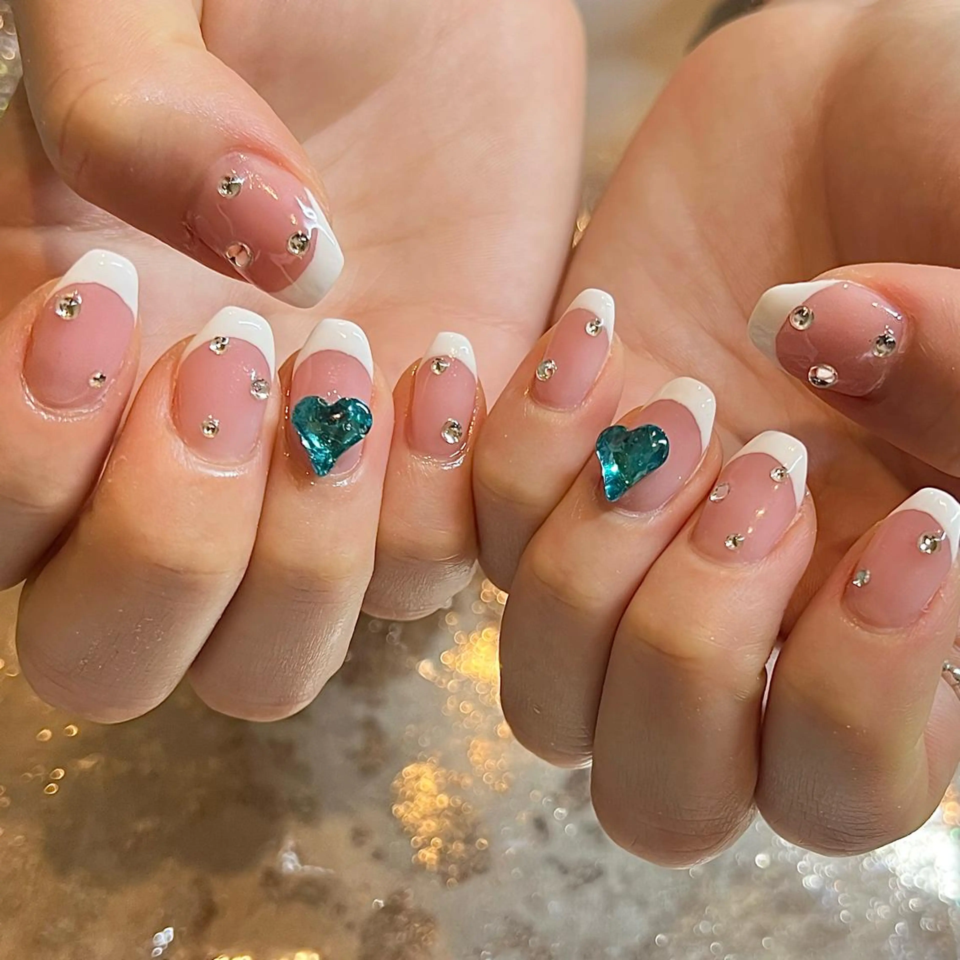 ミディアム ネイル フレンチネイル ハート ハンドネイル H🌺 NAILのネイルデザイン