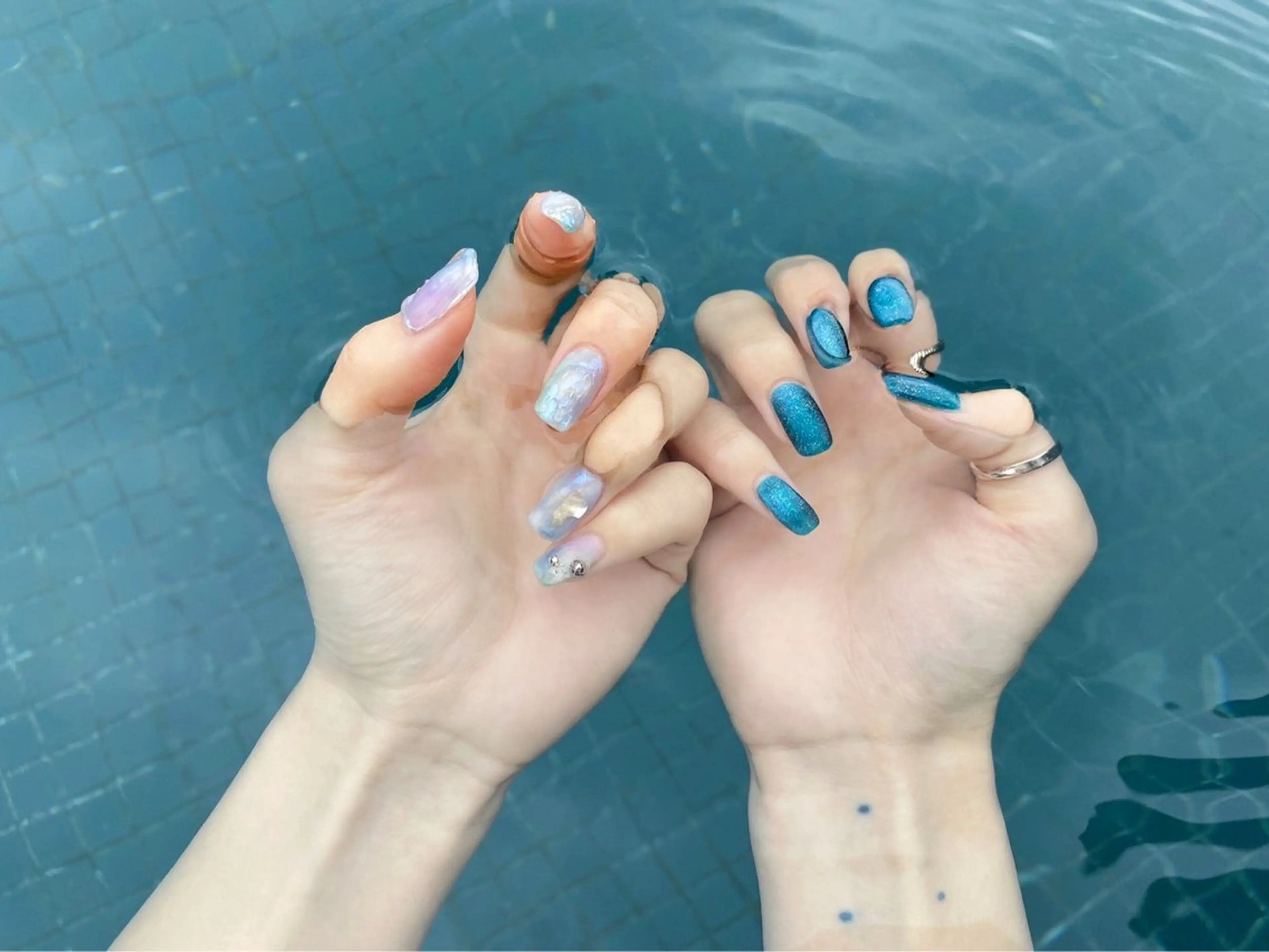 ネイル ブルー フットネイル マグネットネイル ミラーネイル ニュアンスネイル nailsalon Daphneのネイルデザイン