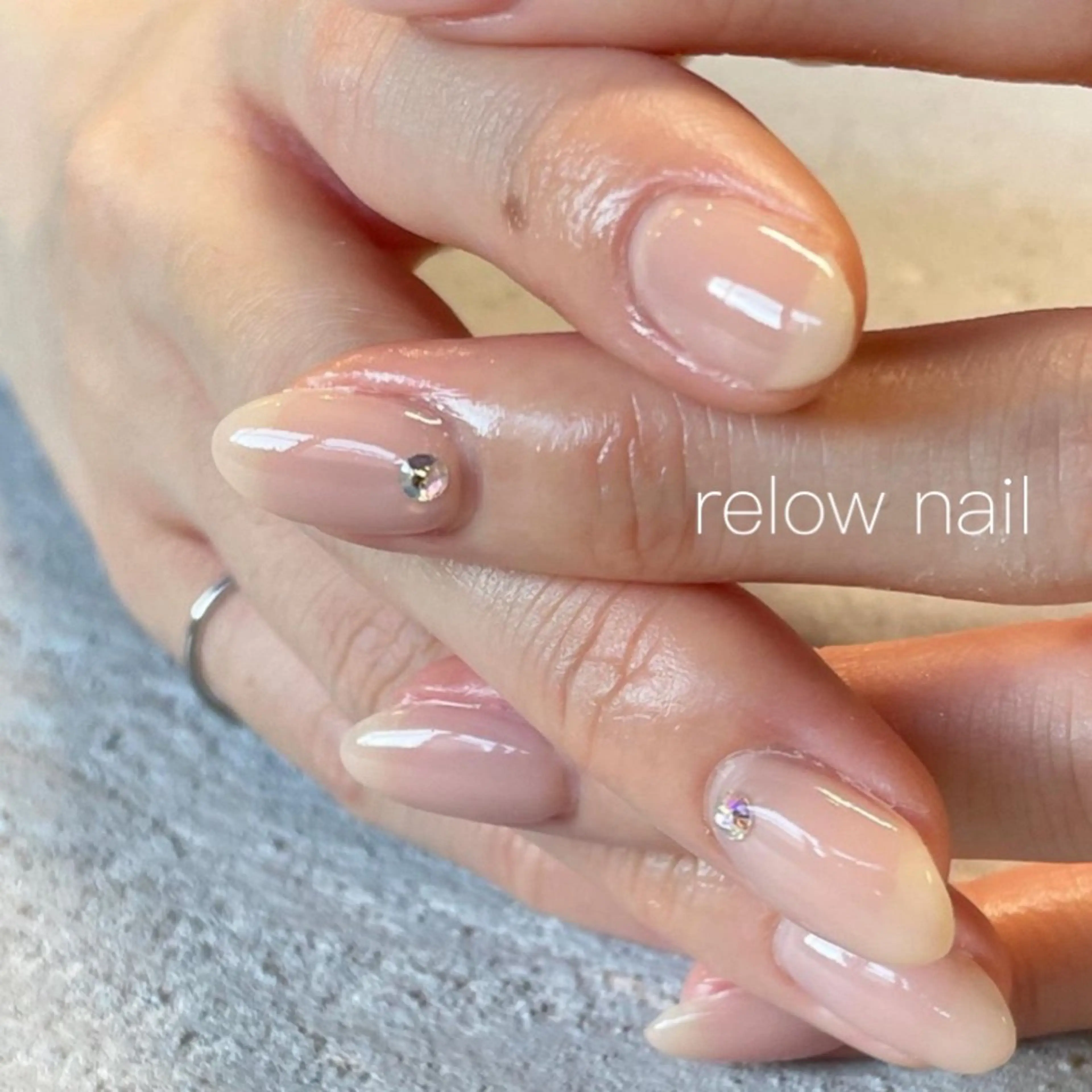 ネイル オーロラネイル ワンカラーネイル ピンク ピンクベージュ ストーンネイル 🌷 YURI🌷のネイルデザイン