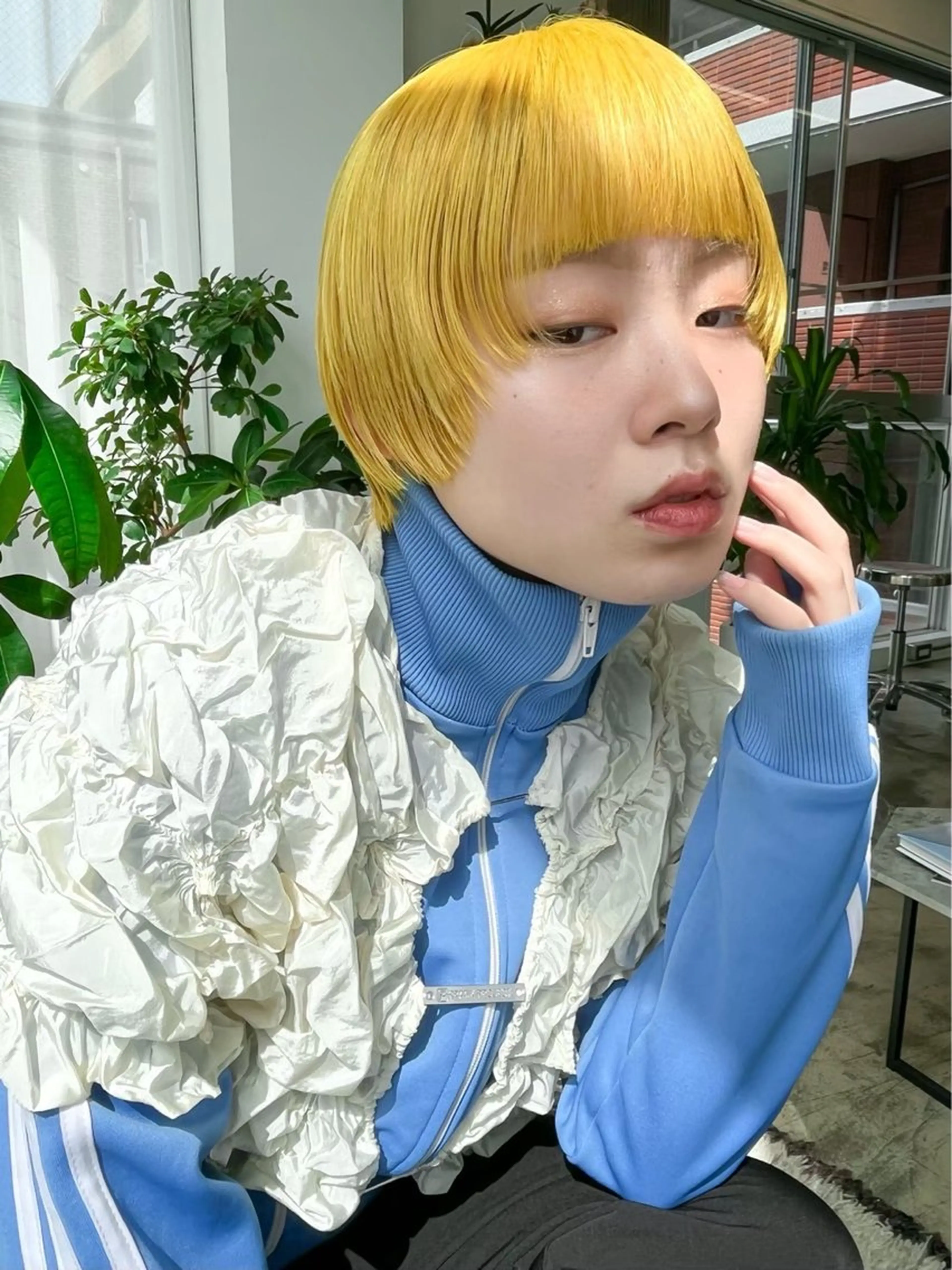 ショート カラー イエローカラー ness 一花のヘアスタイル