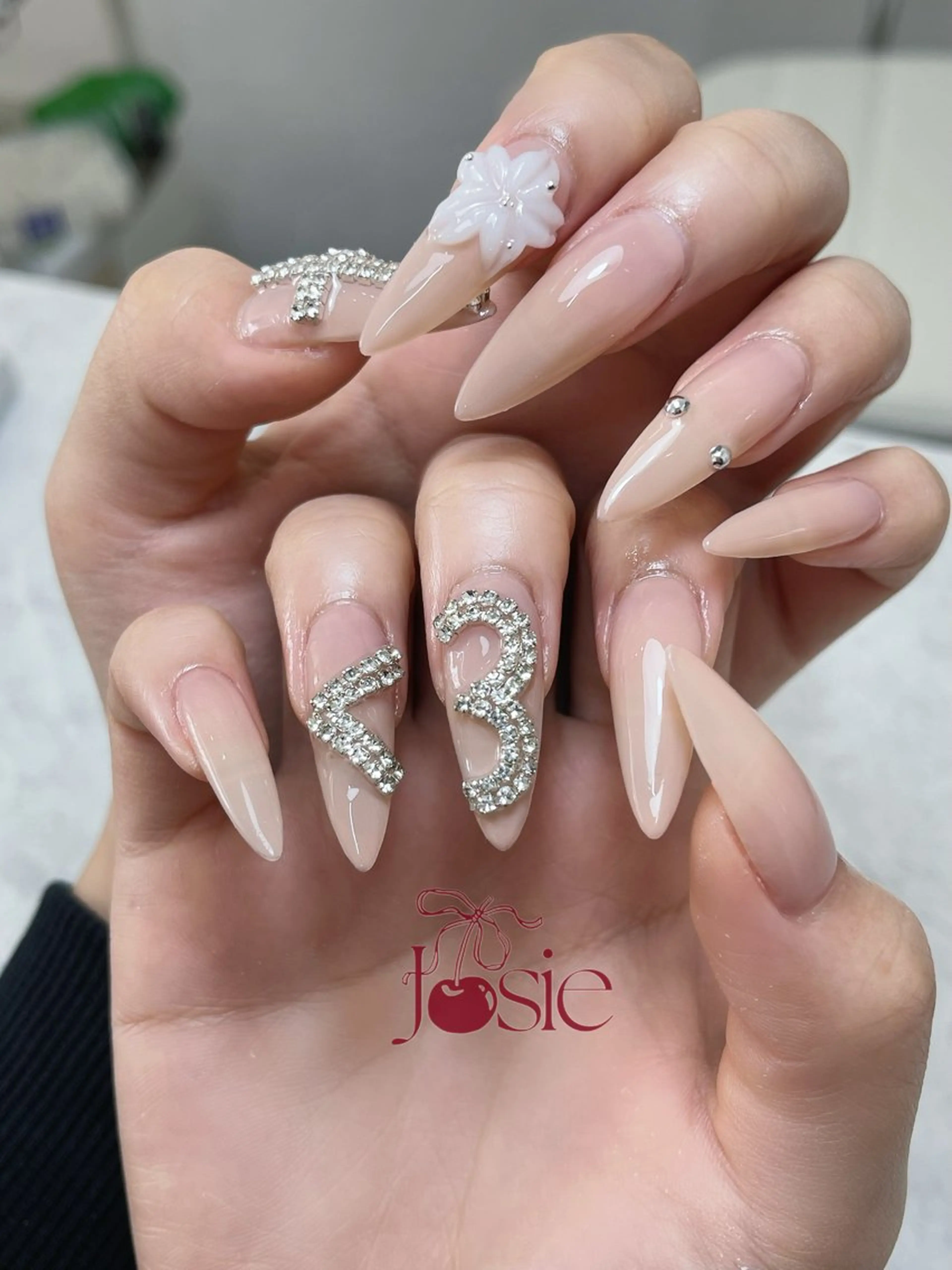 ネイル キラキラネイル 韓国ネイル ロングネイル ワンホンネイル ハンドネイル Josie nail salonのネイルデザイン
