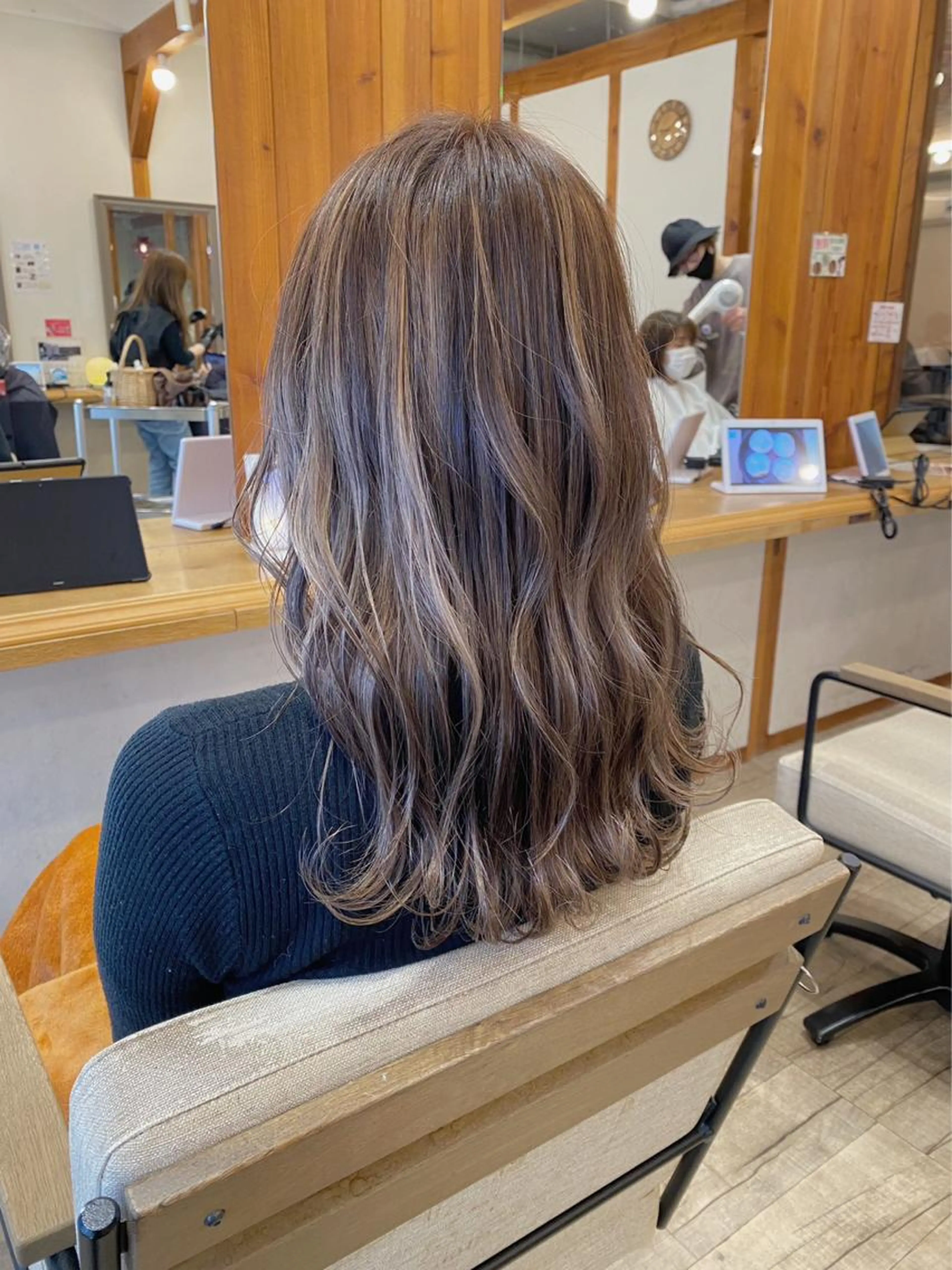 【白髪を染めながら明るくしたい方🙋🏼‍♀️】白髪ぼかしハイライトカラー🧚🏻‍♀️✨＋似合わせカット💇🏼‍♀️の写真