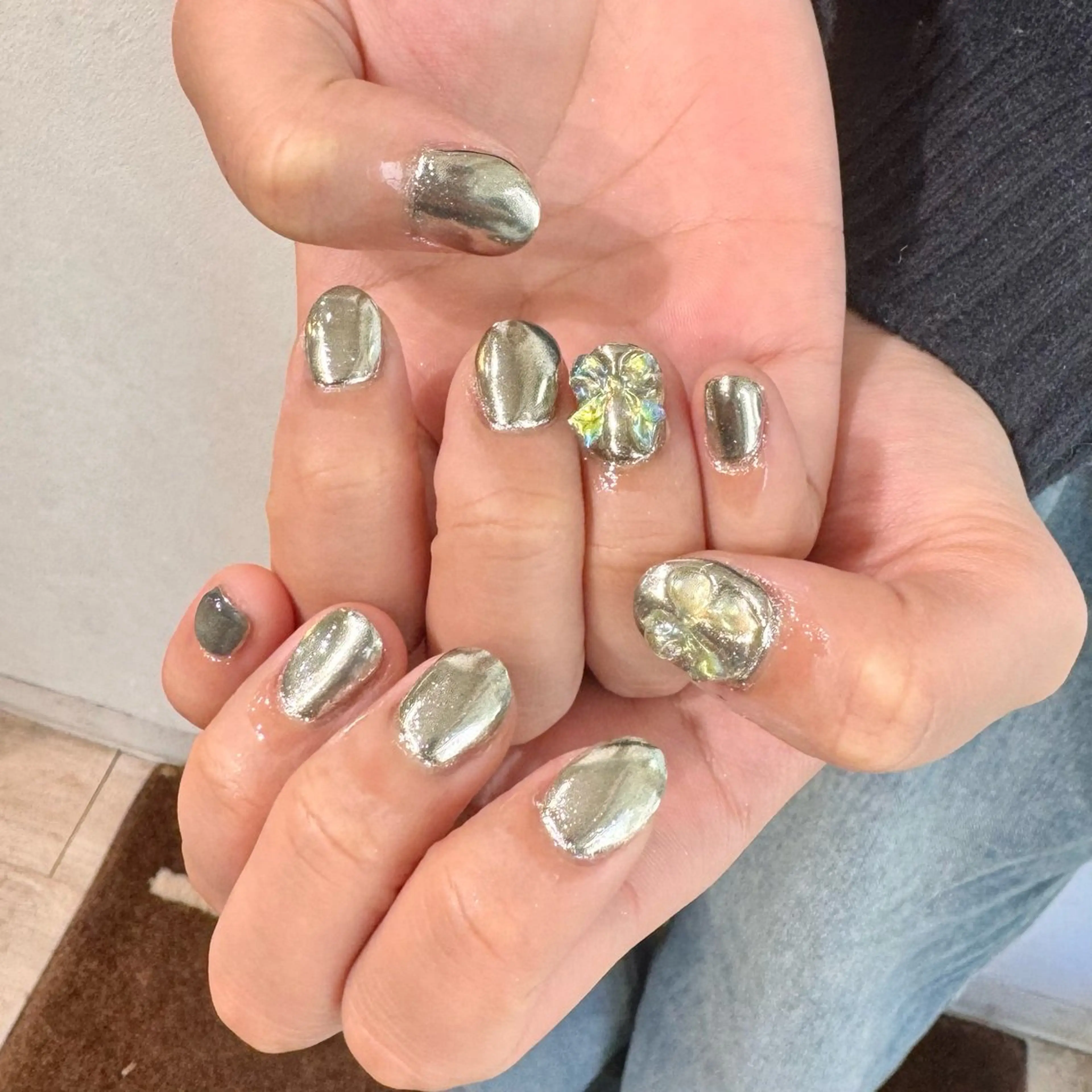 ネイル ラメ(グリッター) ミラーネイル ワンカラーネイル リボン 𝙎𝙚𝙞𝙧𝙖 ☆カット/パーマのヘアスタイル