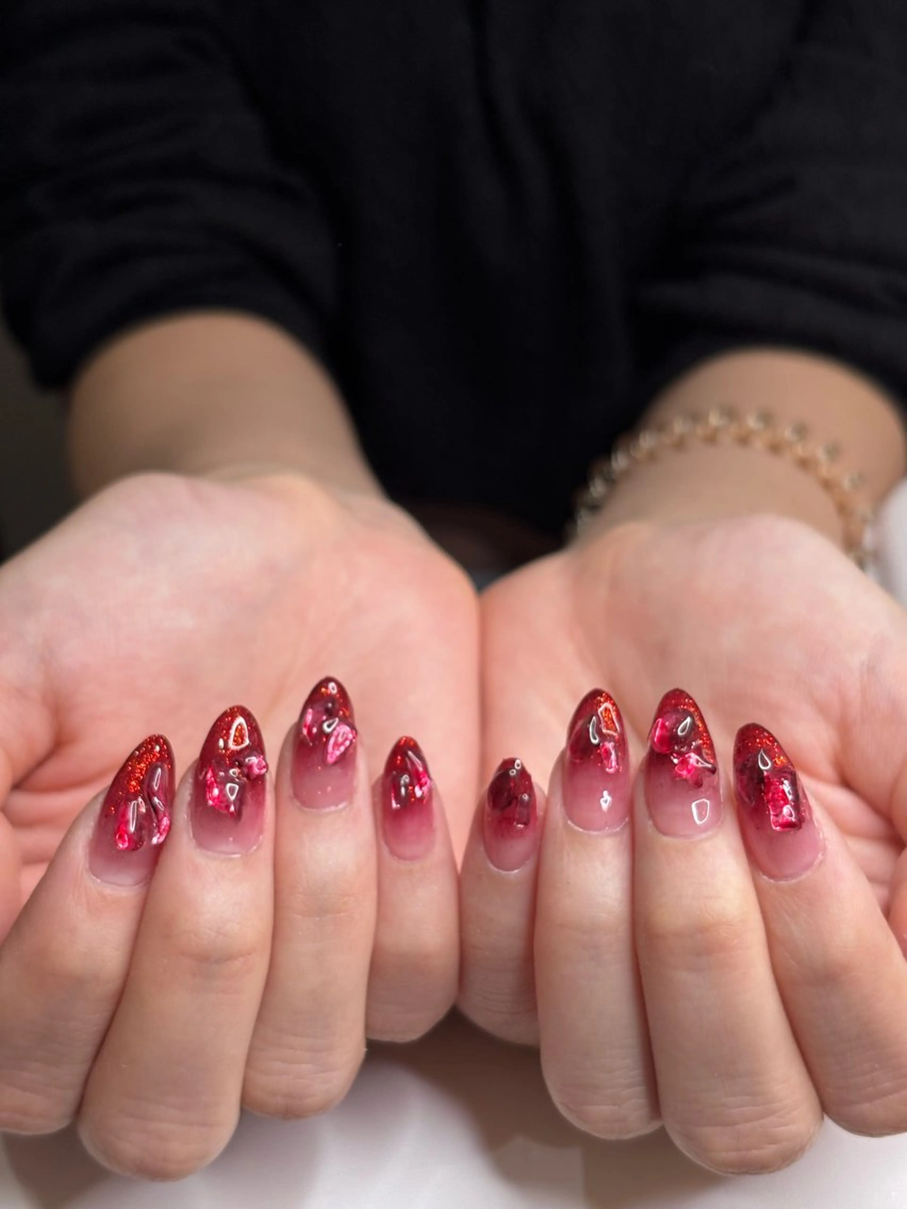 ネイル グラデーション 赤色 ストーンネイル ハンドネイル mood mitsukiのネイルデザイン
