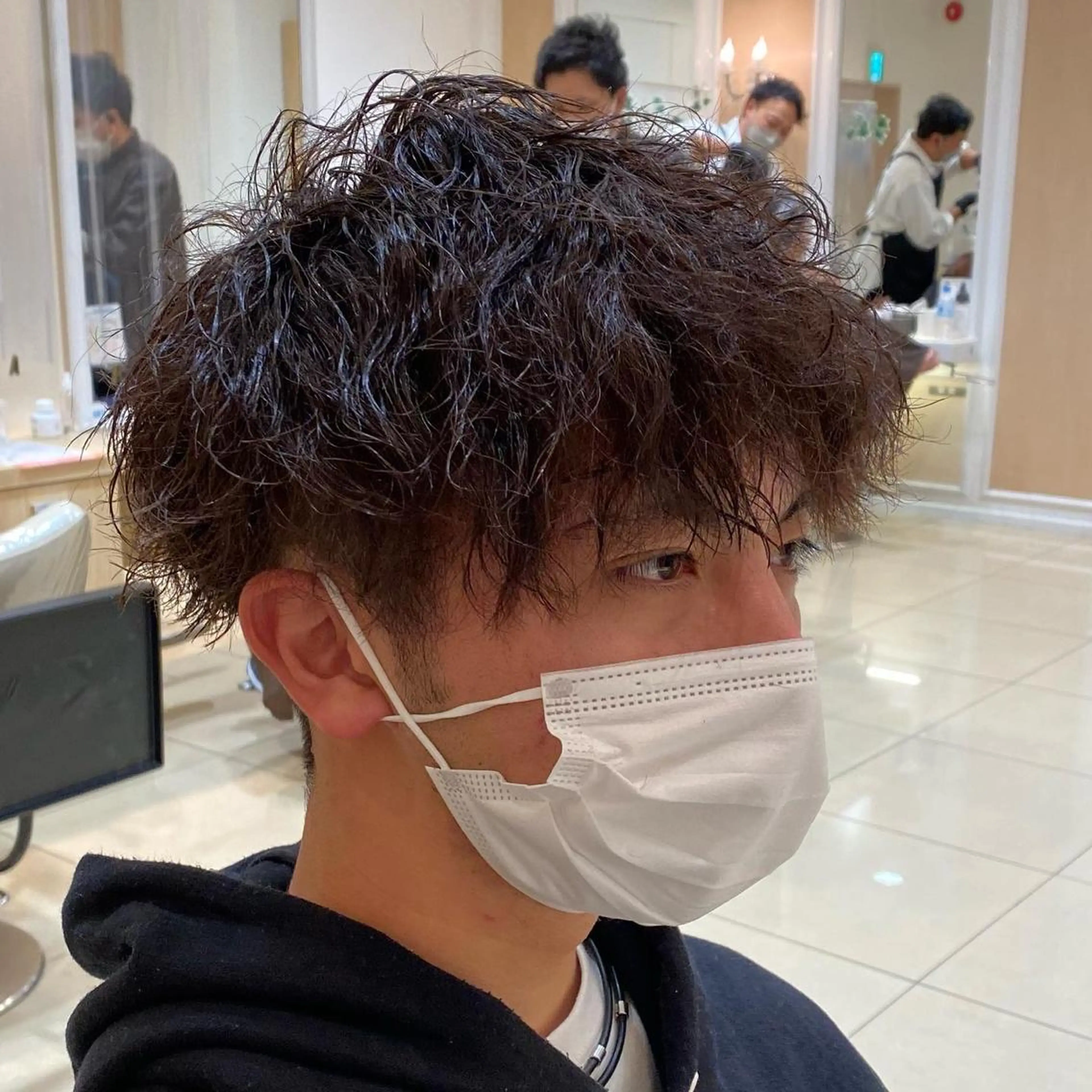 ミディアム パーマ メンズ カット パーマ メンズ特化型美容師 栗山勇人のヘアスタイル