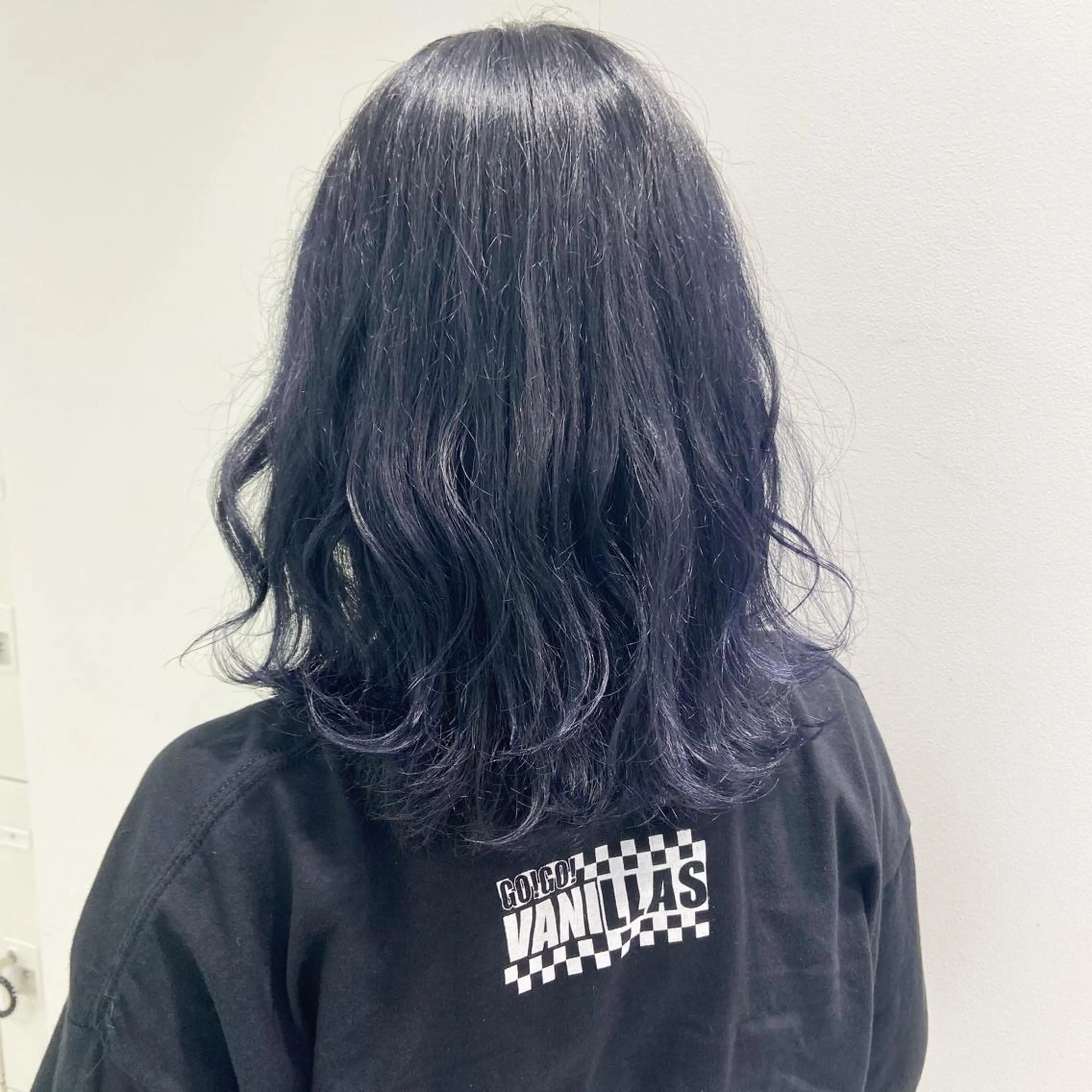 セミロング 寒色＆ブリーチ特化 寒色MiOのヘアスタイル