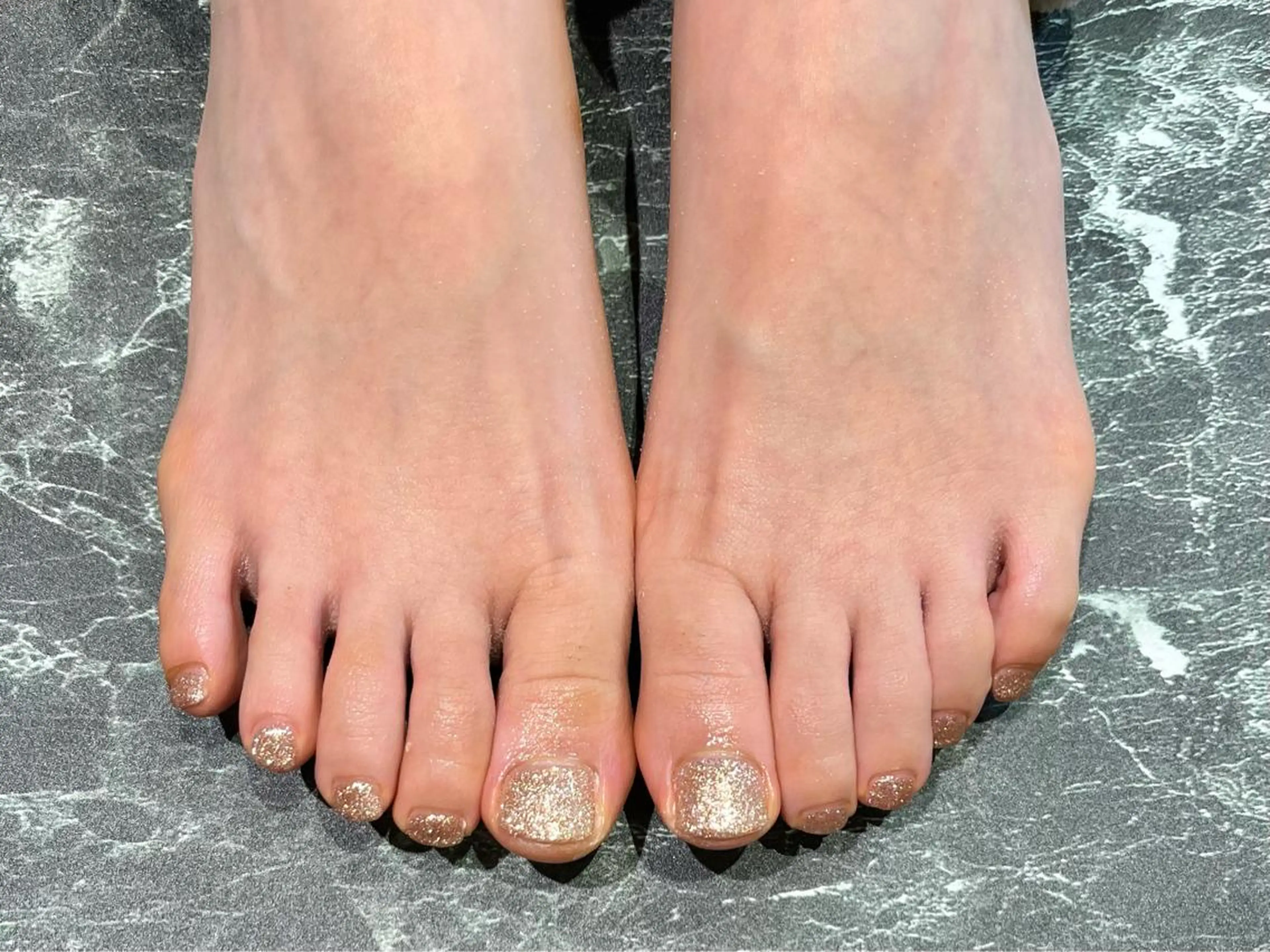 ネイル フラッシュネイル フットネイル ラメ(グリッター) ラメグラデーション ワンカラーネイル フットネイル beautysalonLino所属・ネイルサロン ⭐︎Linoのその他イメージ