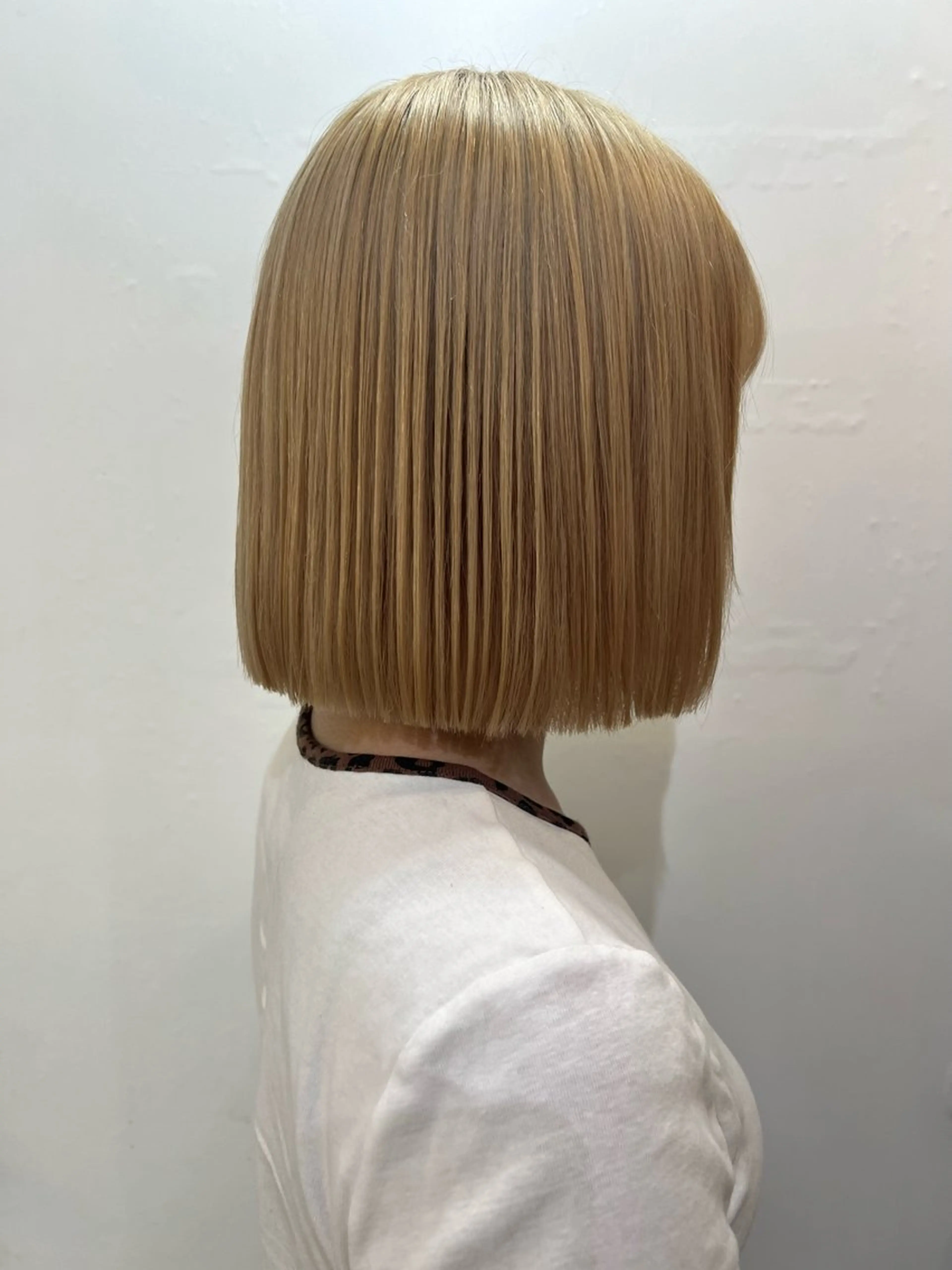 ショート カラー 切りっぱなしボブ ベージュカラー ブロンド ブロンドベージュ ボブ ヘアカラー トリートメント KANA/ボブ/ インナーカラー/艶髪のヘアスタイル