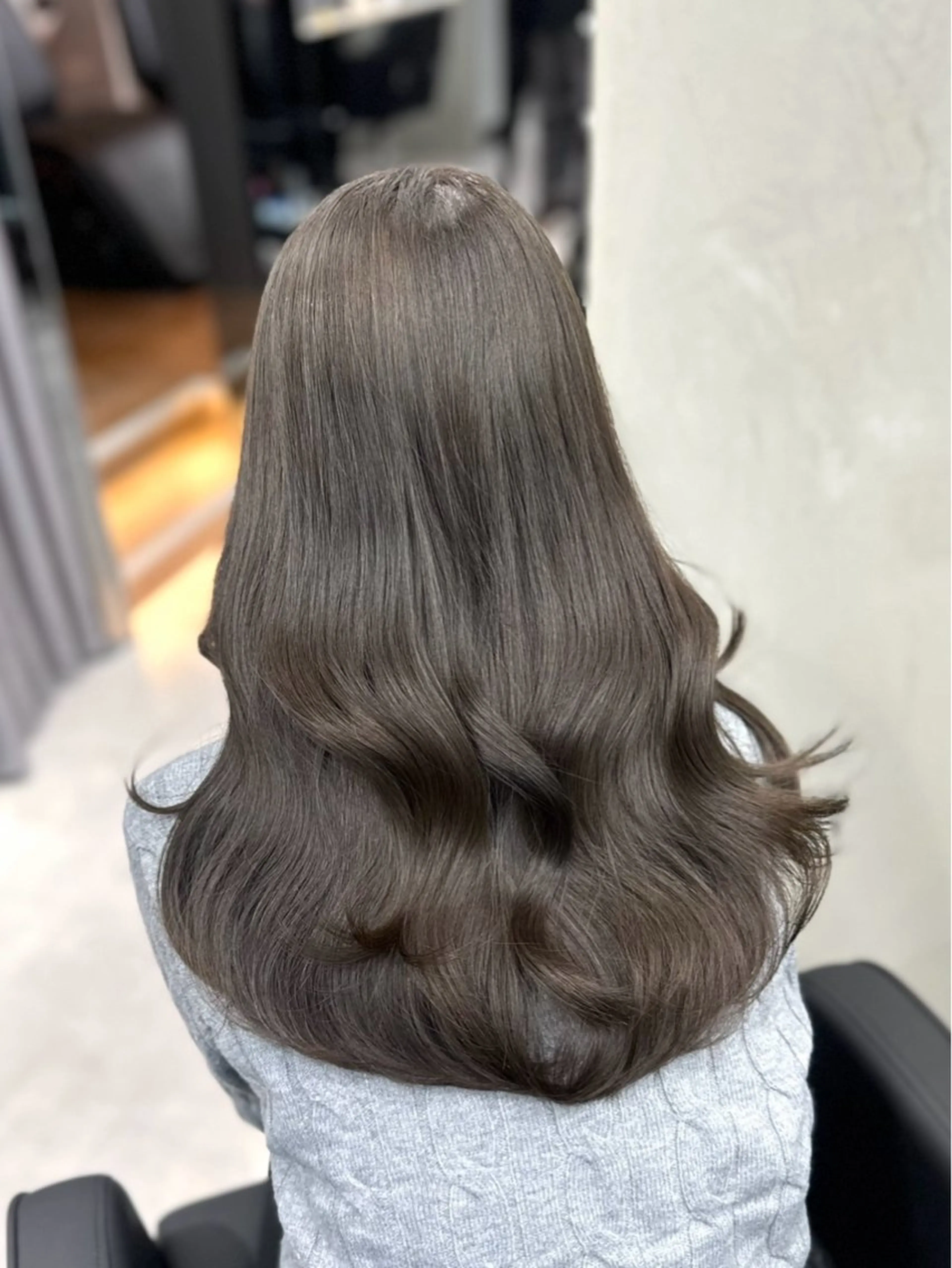 ロング カラー 透明感カラー ダークグレー ダークグレージュ グレージュ youres hair東新宿店所属・新宿⌇韓国風ヘア ⌇透明感カラーのヘアスタイル