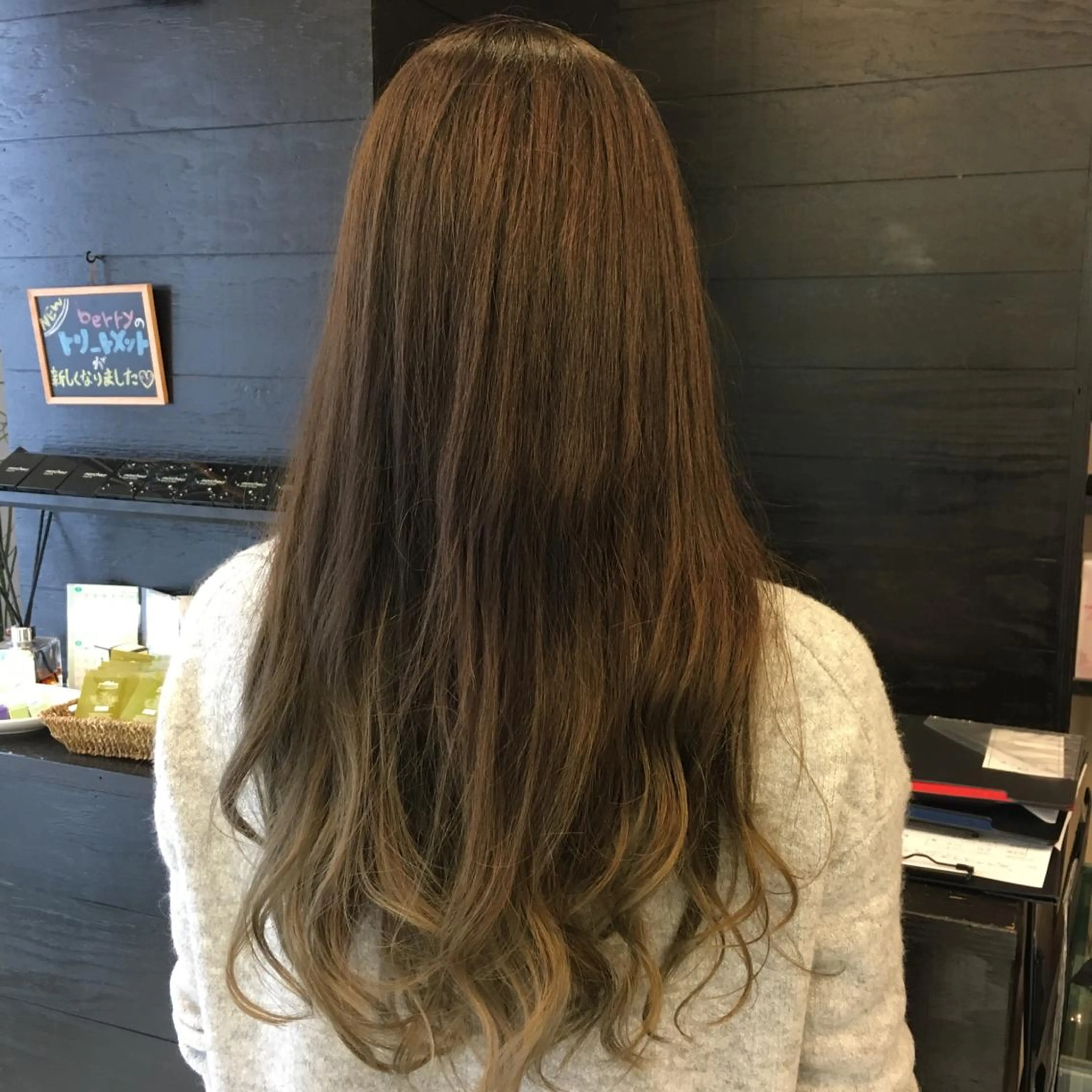 セミロング ロング カラー グラデーションカラー グレージュ カーキグレージュ Lien所属・西川 ヒロキのヘアスタイル