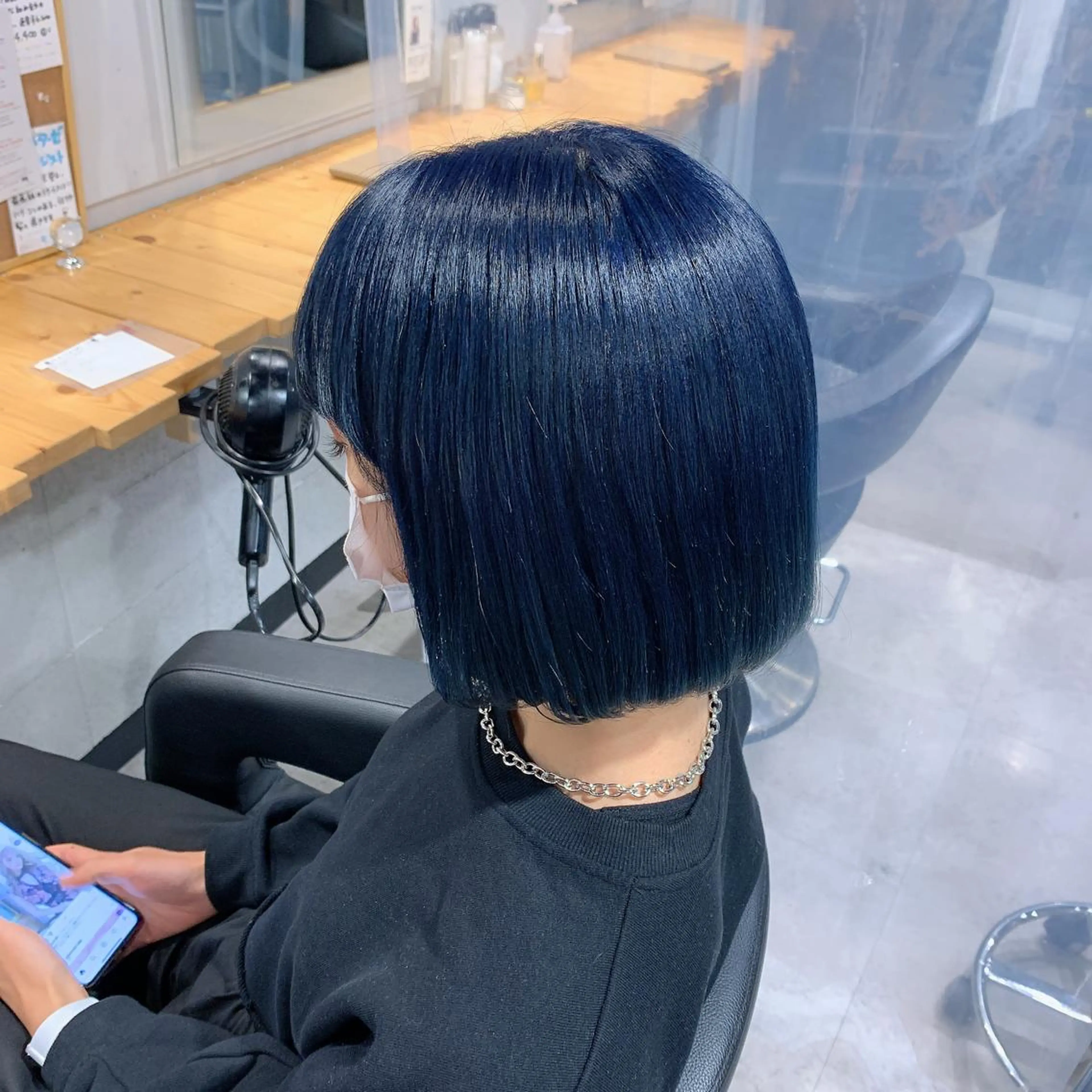 ショート カラー ブリーチ ネイビーカラー カット ヘアカラー トリートメント NANAMI🩵 大人可愛い韓国ヘアのヘアスタイル